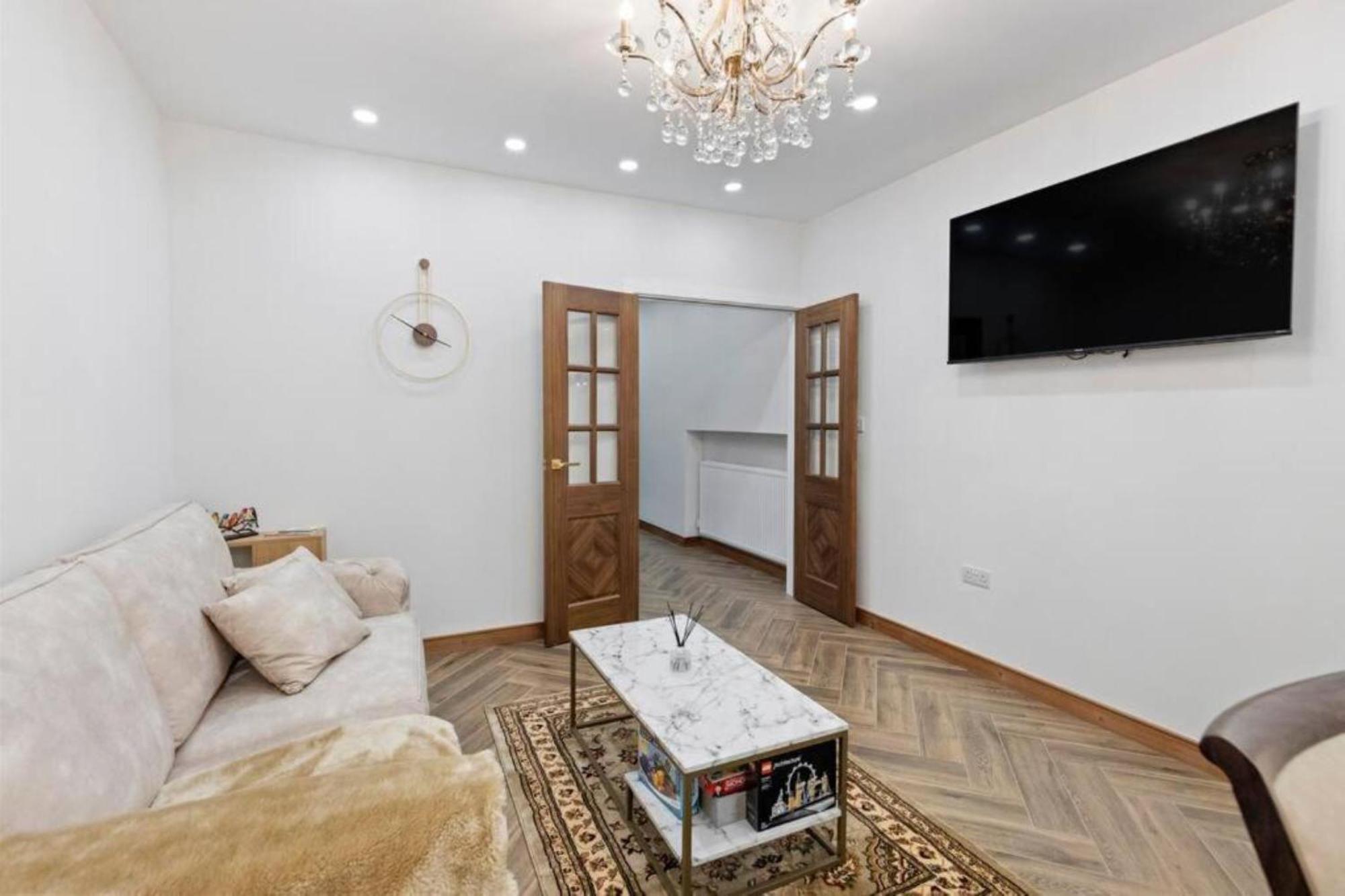 Metro Majesty 5-bedroom Gem In South Tottenham Apartment