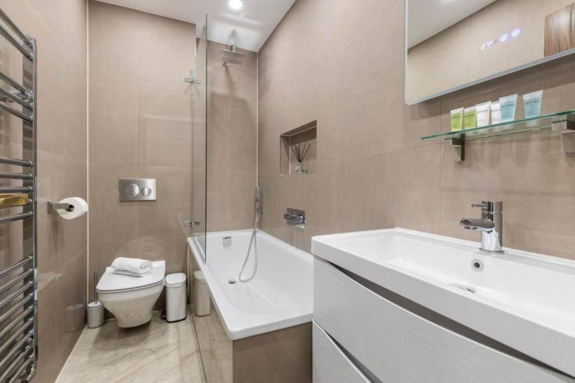 Metro Majesty 5-bedroom Gem In South Tottenham Apartment