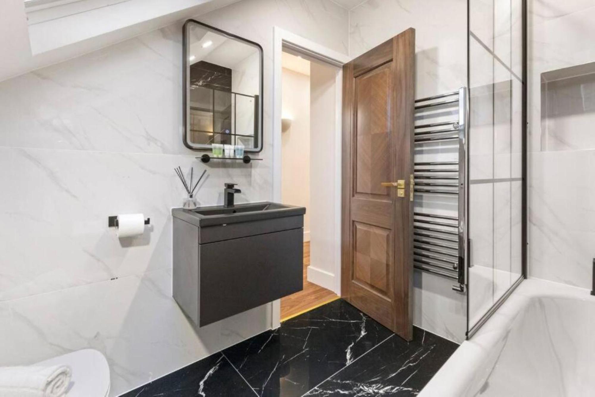 Apartment Metro Majesty 5-bedroom Gem In South Tottenham