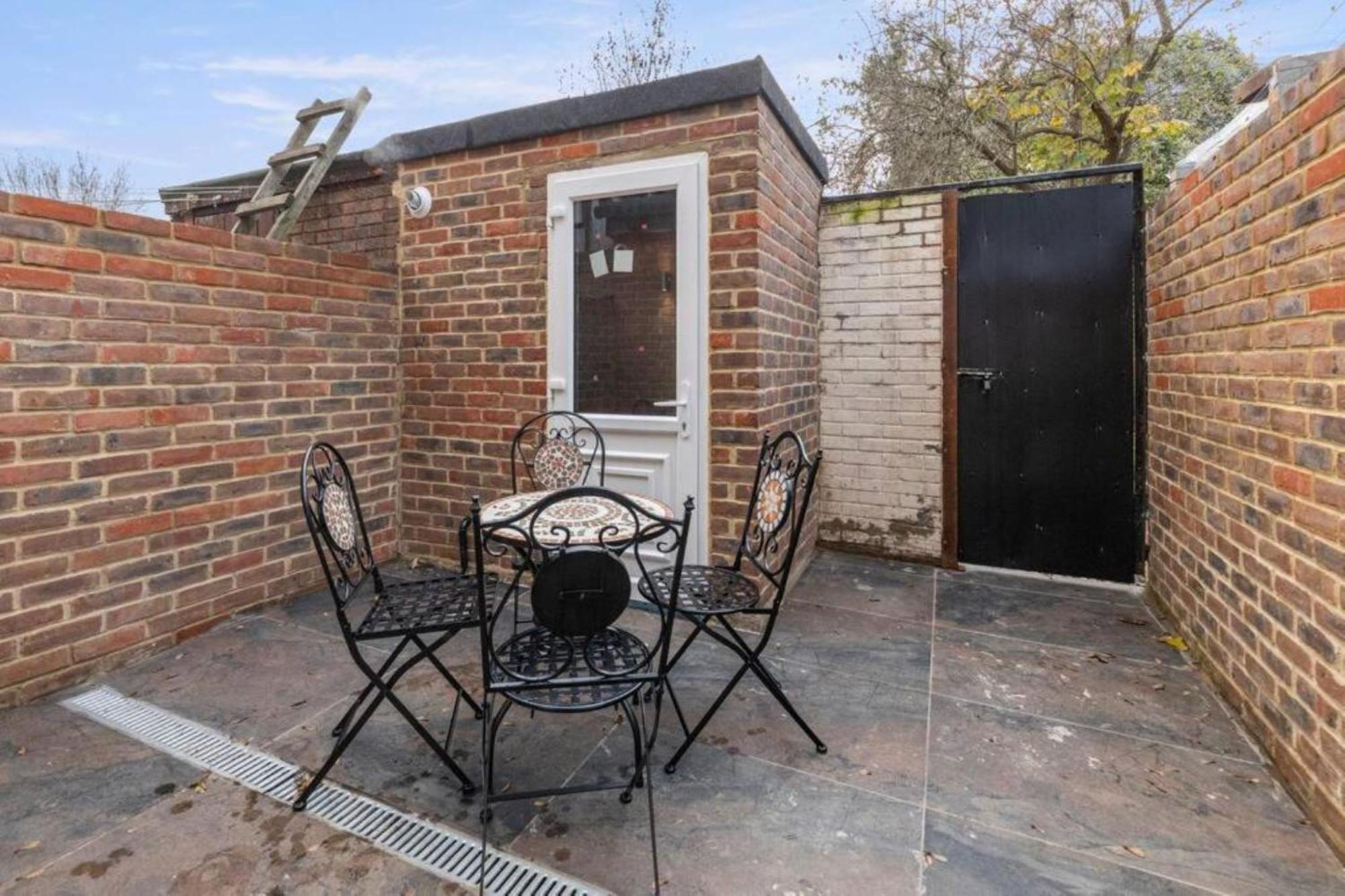 Apartment Metro Majesty 5-bedroom Gem In South Tottenham