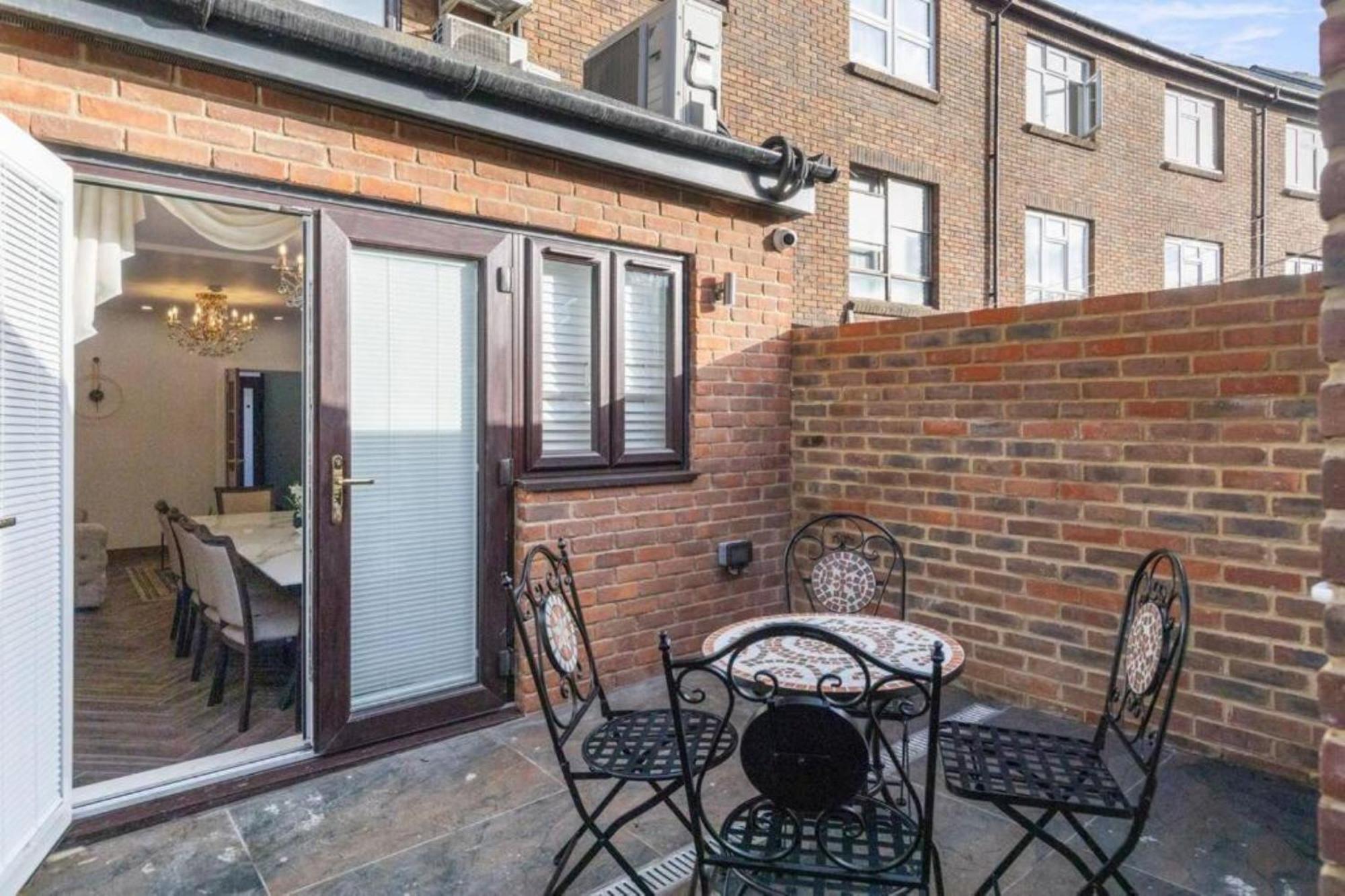 Metro Majesty 5-bedroom Gem In South Tottenham *