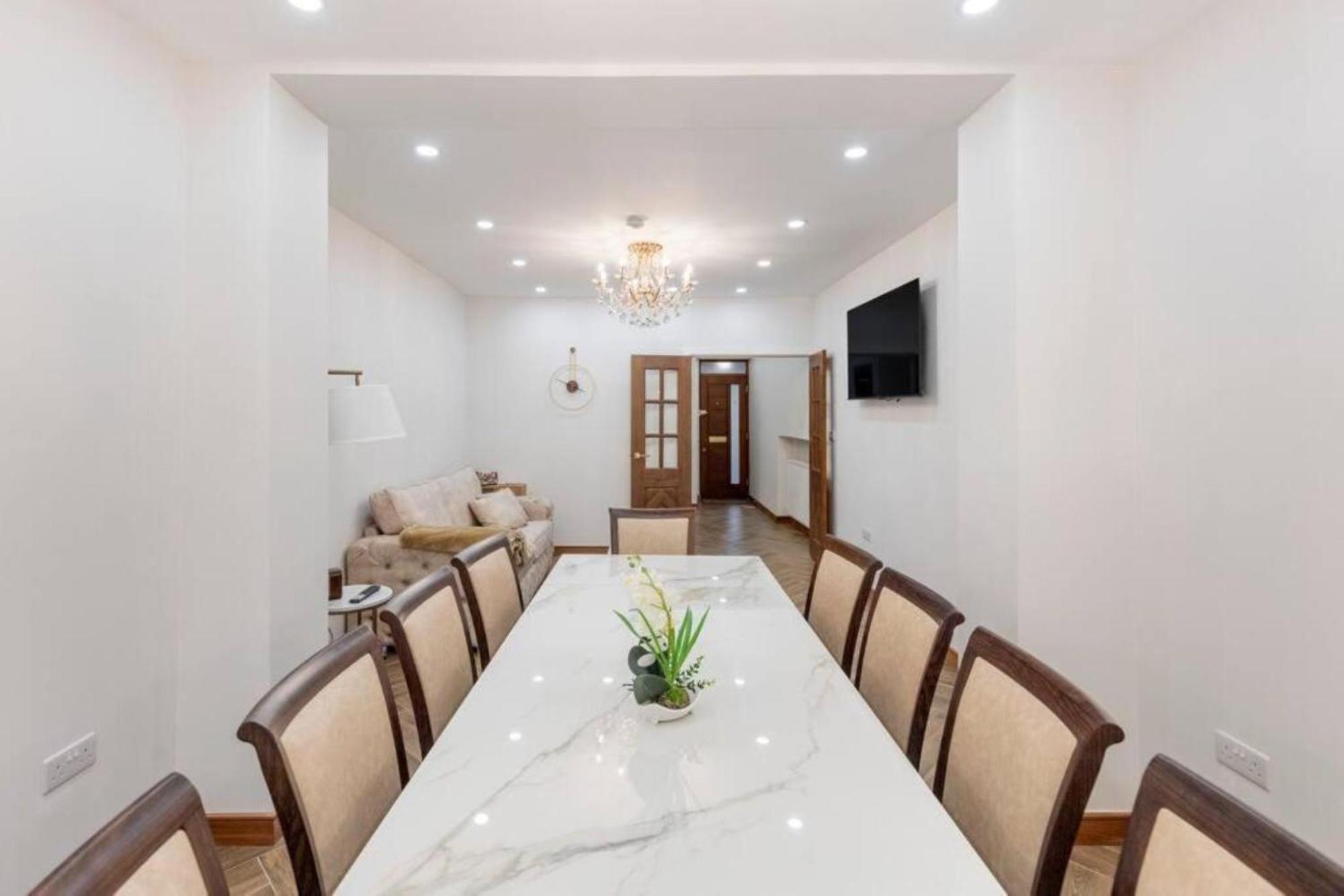 Apartment Metro Majesty 5-bedroom Gem In South Tottenham *