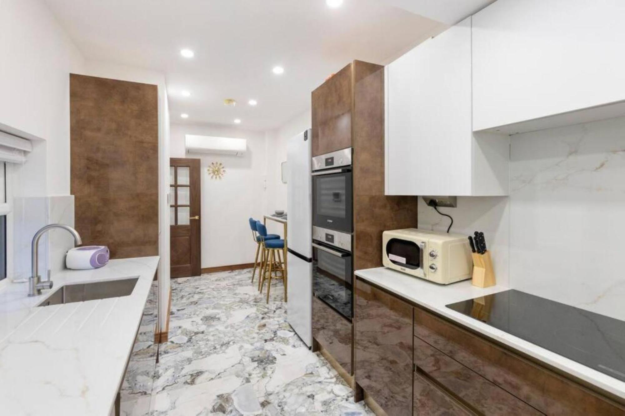 Metro Majesty 5-bedroom Gem In South Tottenham *