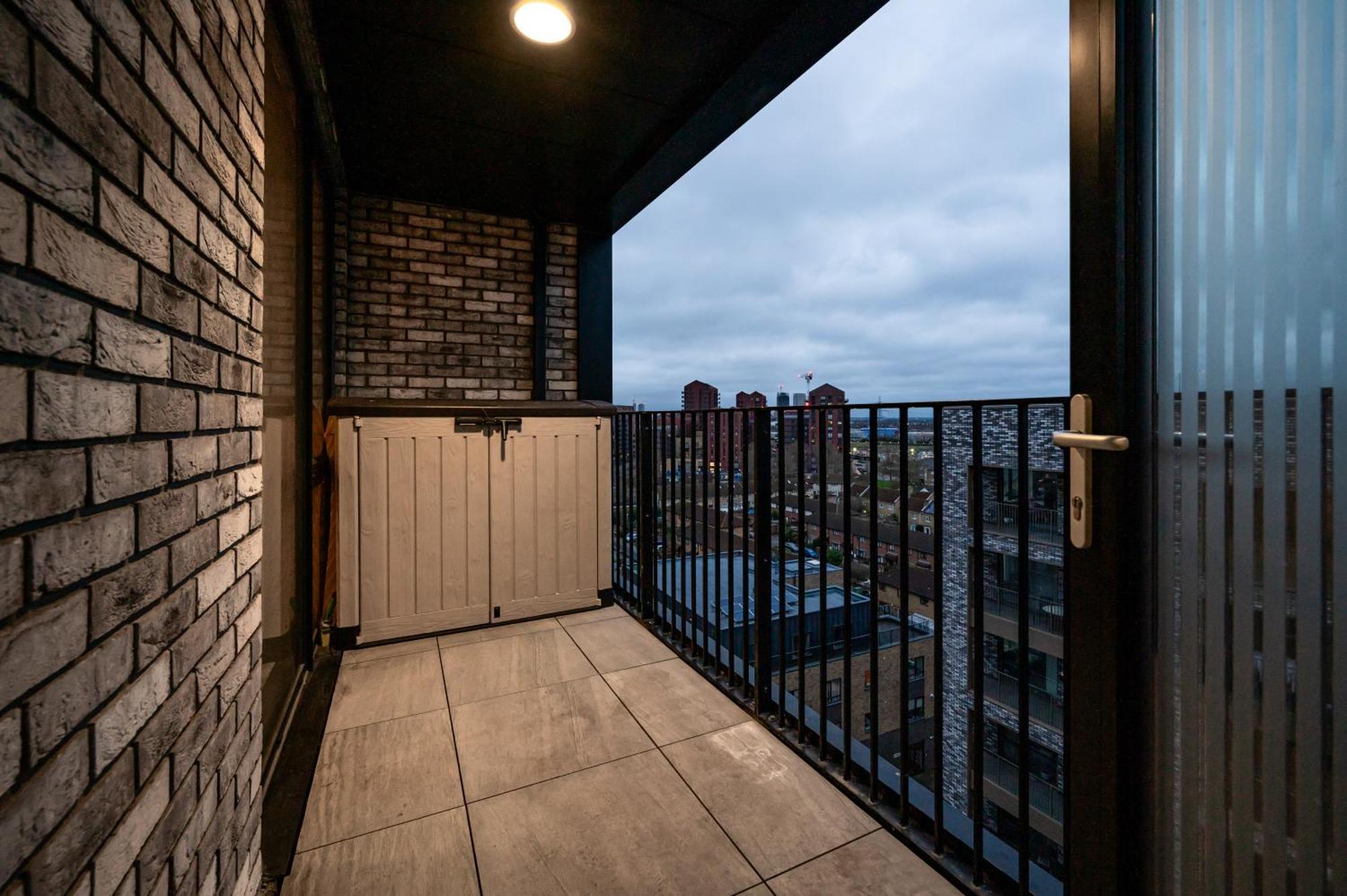 Canary Wharf Modern 1 Bed High Spec Apartment *