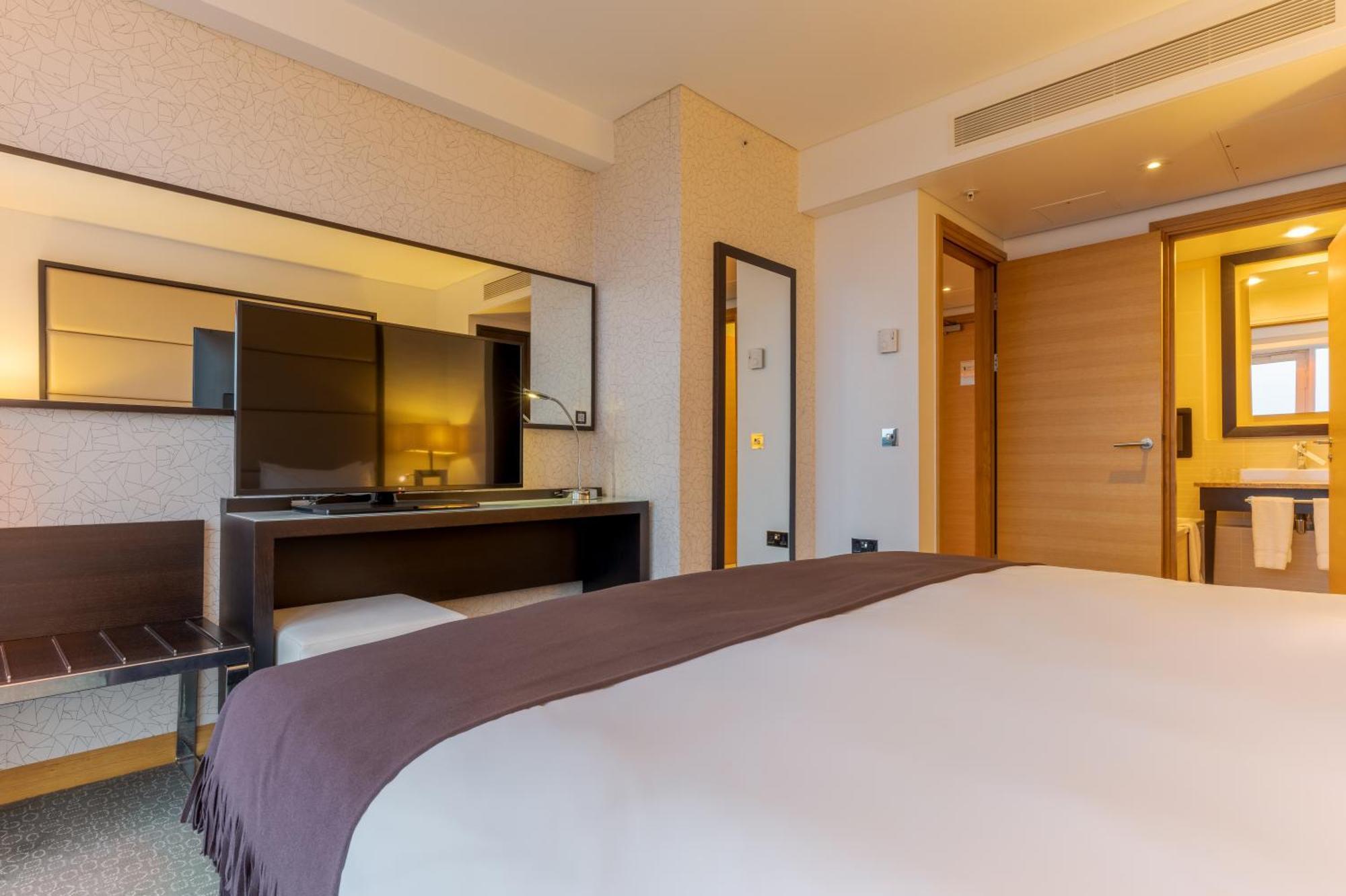 Pestana Chelsea Bridge Y