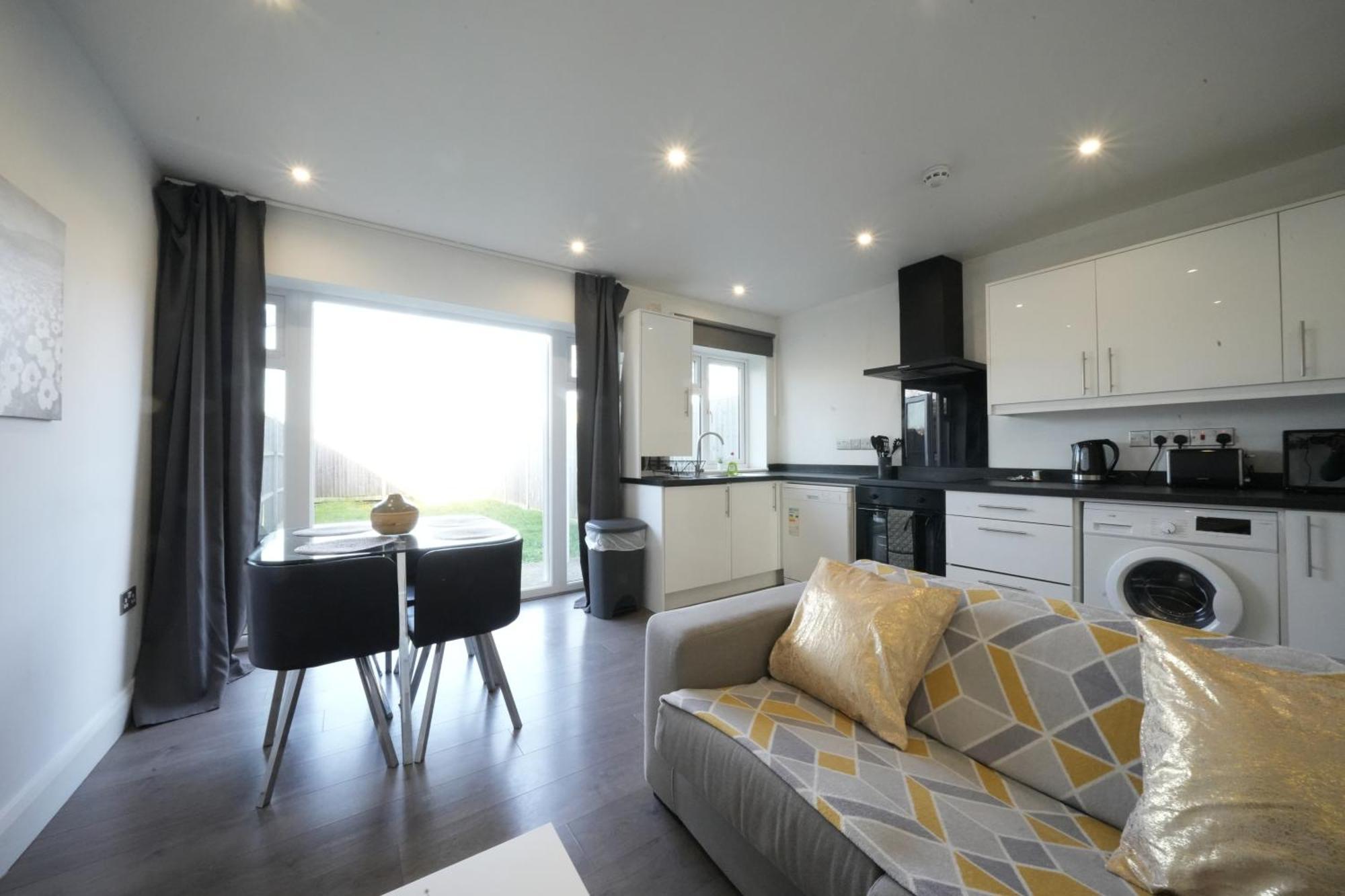 Hatton Heathrow Airport- Free Parking-free Underground To And From Heathrow Airport Hatton Cross Picture-see Fast Hatton Cross To 30min Apartment *