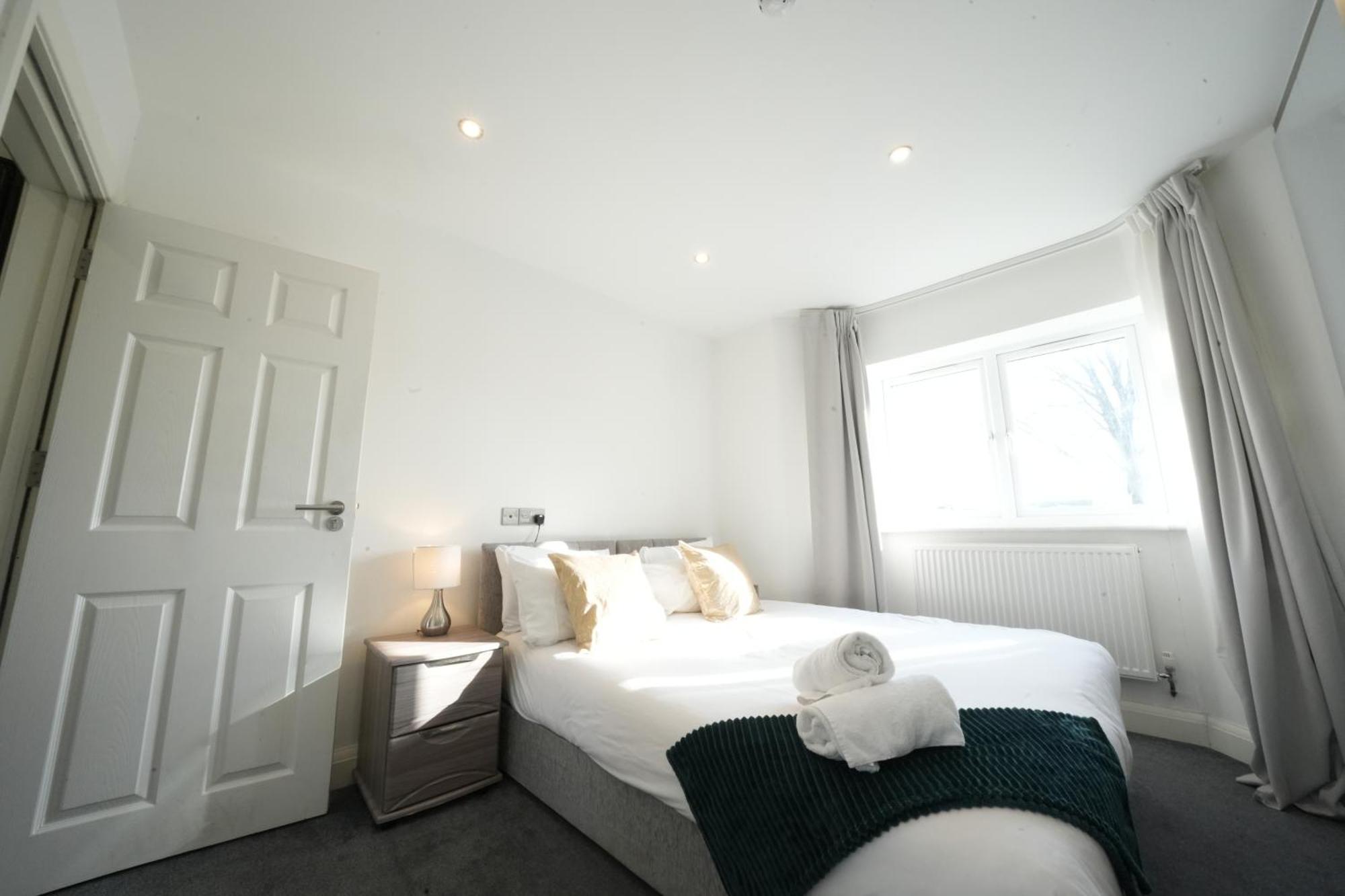 Apartment Hatton Heathrow Airport- Free Parking-free Underground To And From Heathrow Airport Hatton Cross Picture-see Fast Hatton Cross To 30min *