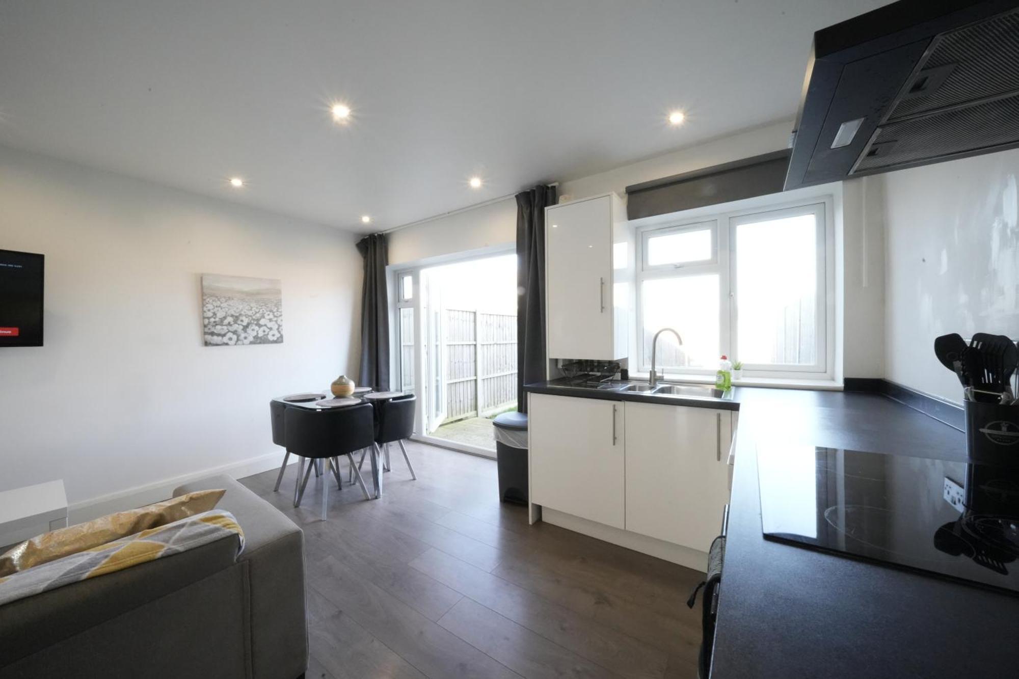 Hatton Heathrow Airport- Free Parking-free Underground To And From Heathrow Airport Hatton Cross Picture-see Fast Hatton Cross To 30min Apartment London