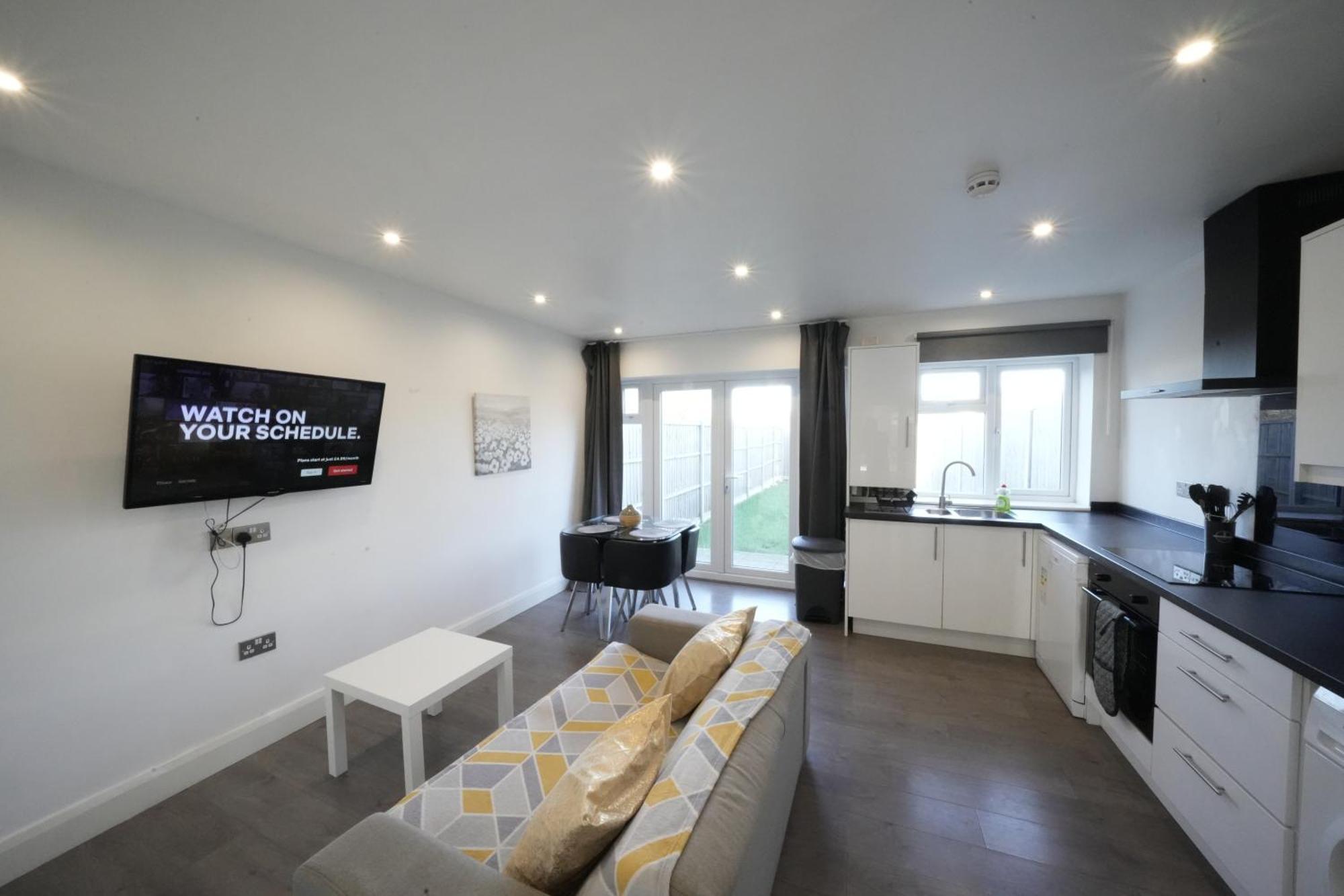 Hatton Heathrow Airport- Free Parking-free Underground To And From Heathrow Airport Hatton Cross Picture-see Fast Hatton Cross To 30min Apartment London