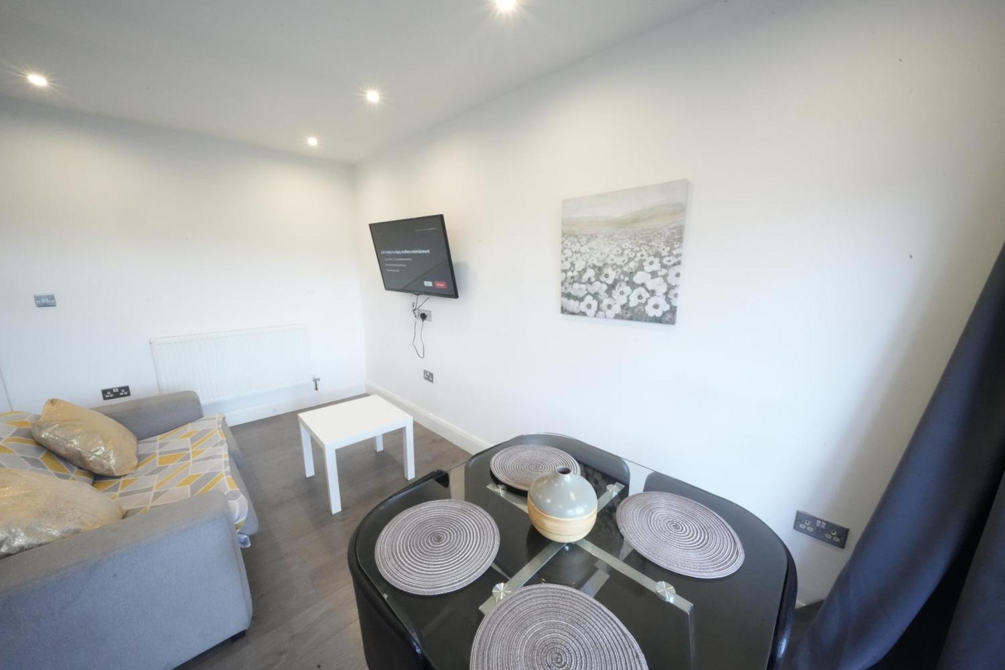 Hatton Heathrow Airport- Free Parking-free Underground To And From Heathrow Airport Hatton Cross Picture-see Fast Hatton Cross To 30min Apartment