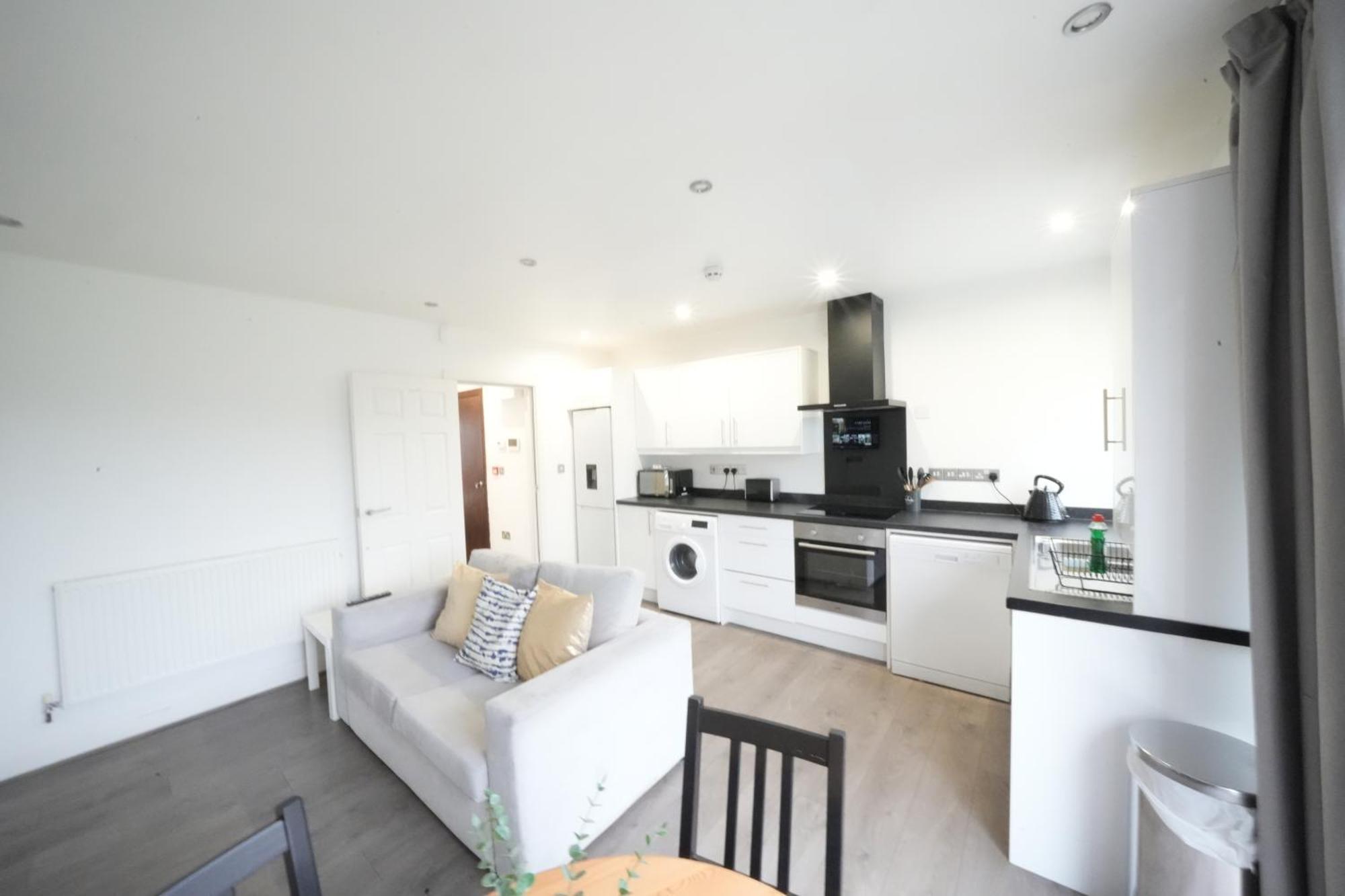 Apartment Hatton Heathrow Airport- Free Parking-free Underground To And From Heathrow Airport Hatton Cross Picture-see Fast Hatton Cross To 30min