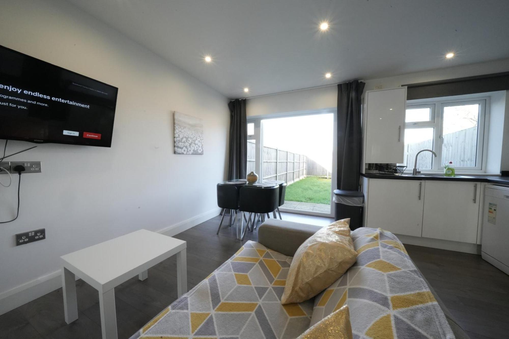 Hatton Heathrow Airport- Free Parking-free Underground To And From Heathrow Airport Hatton Cross Picture-see Fast Hatton Cross To 30min Apartment London