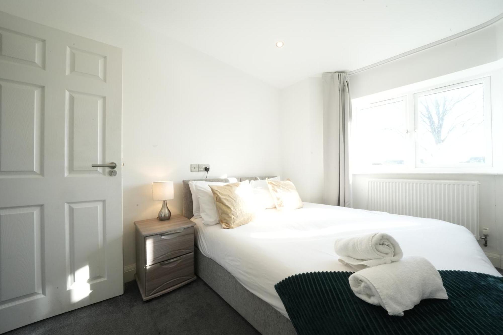 Hatton Heathrow Airport- Free Parking-free Underground To And From Heathrow Airport Hatton Cross Picture-see Fast Hatton Cross To 30min Apartment