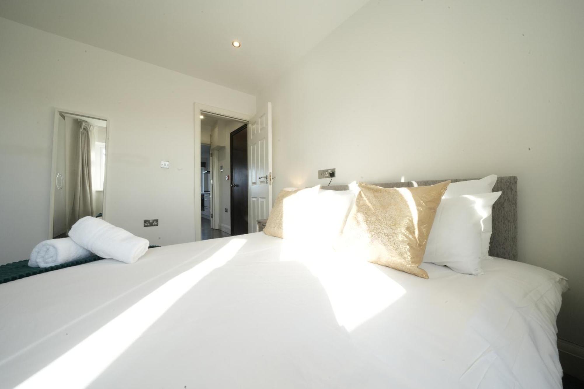 Apartment Hatton Heathrow Airport- Free Parking-free Underground To And From Heathrow Airport Hatton Cross Picture-see Fast Hatton Cross To 30min