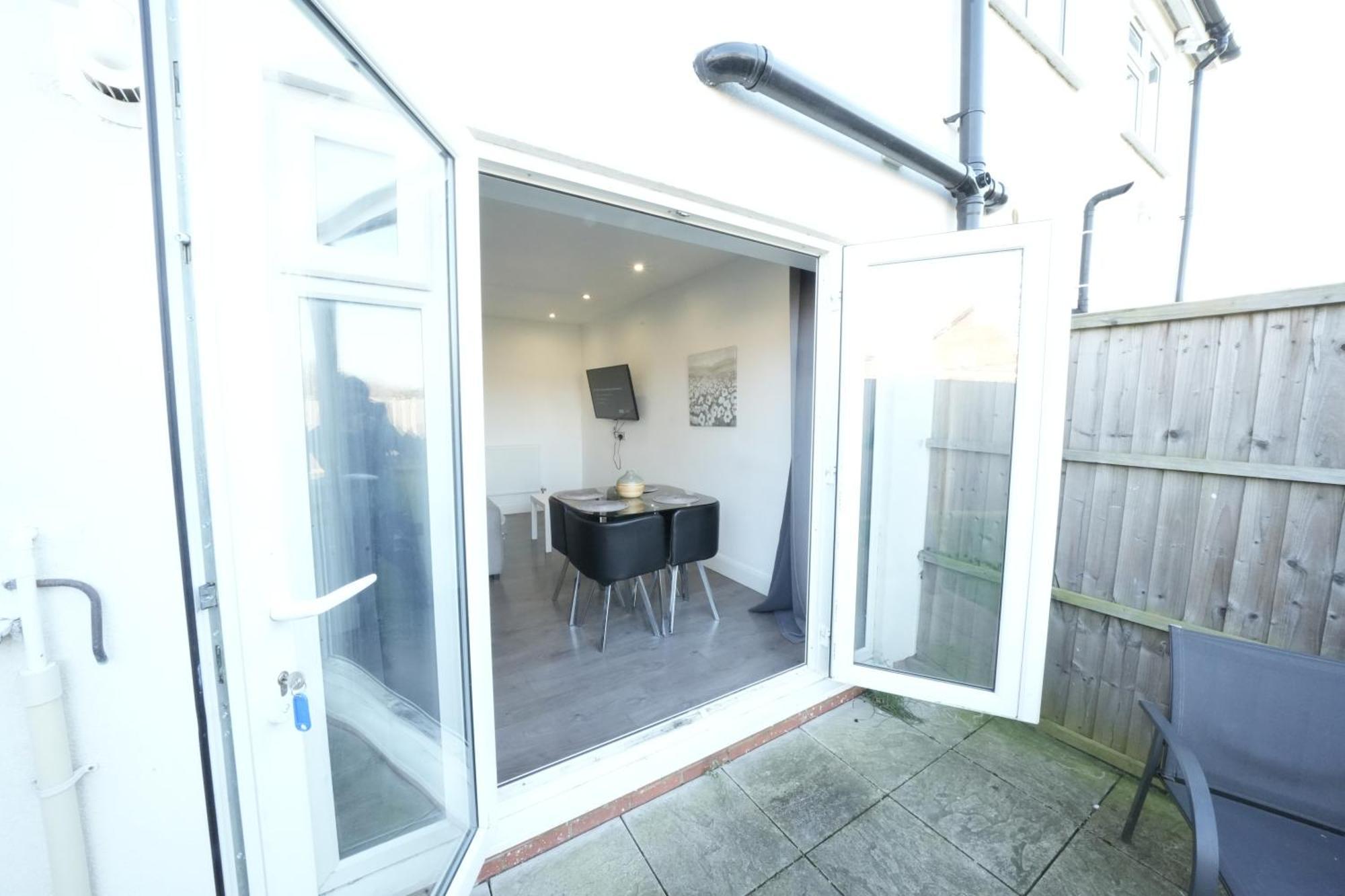 Hatton Heathrow Airport- Free Parking-free Underground To And From Heathrow Airport Hatton Cross Picture-see Fast Hatton Cross To 30min Apartment *