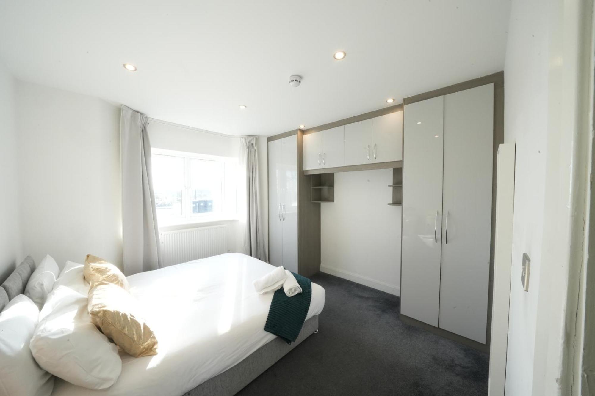 Apartment Hatton Heathrow Airport- Free Parking-free Underground To And From Heathrow Airport Hatton Cross Picture-see Fast Hatton Cross To 30min *