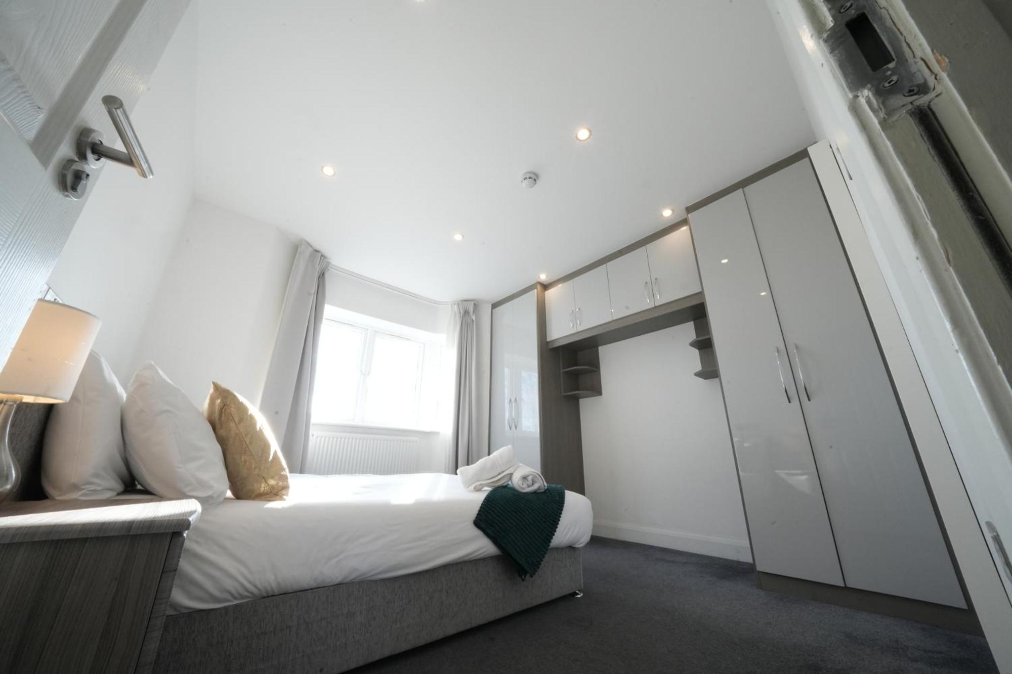 Hatton Heathrow Airport- Free Parking-free Underground To And From Heathrow Airport Hatton Cross Picture-see Fast Hatton Cross To 30min Apartment London
