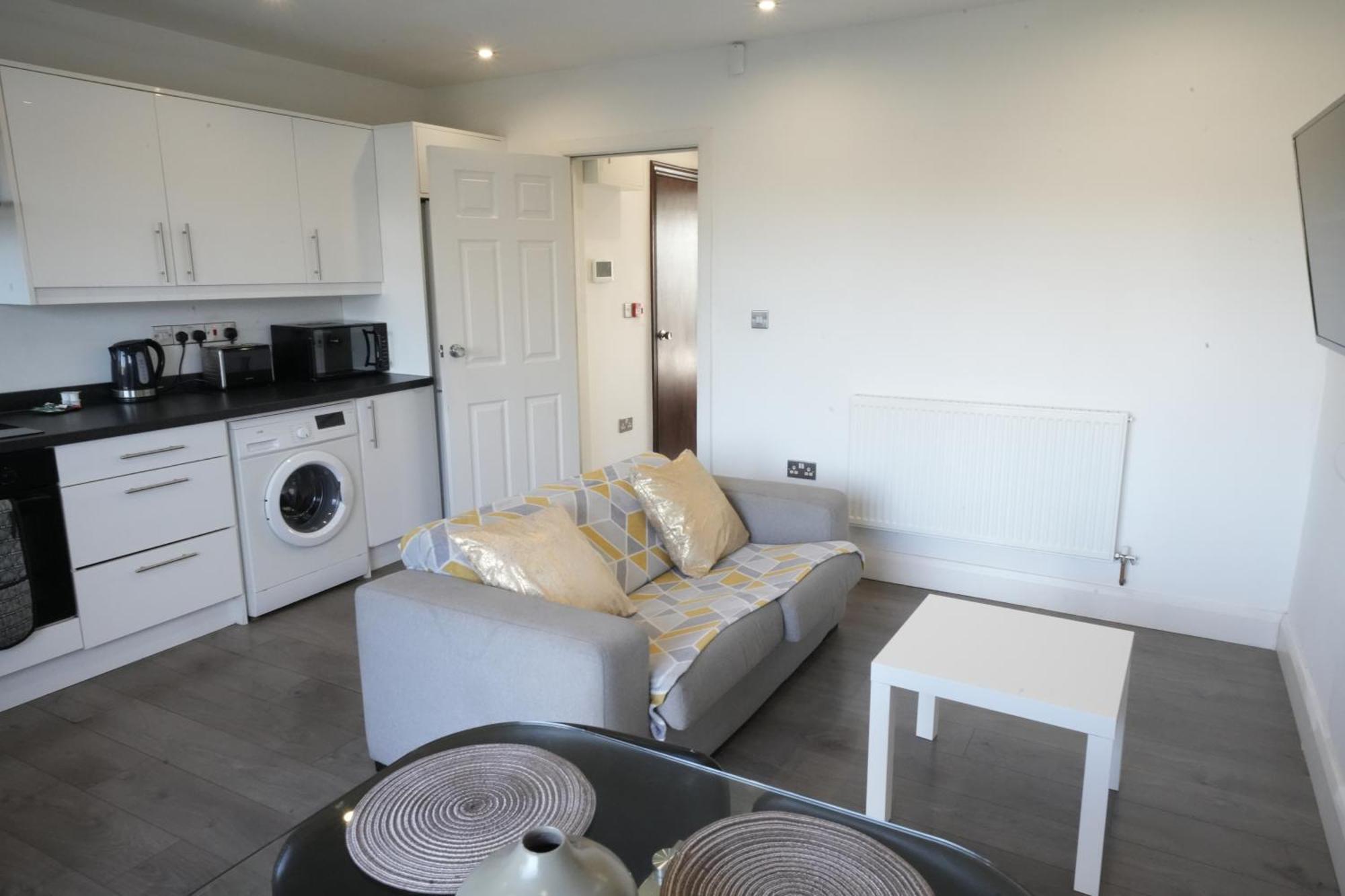 Apartment Hatton Heathrow Airport- Free Parking-free Underground To And From Heathrow Airport Hatton Cross Picture-see Fast Hatton Cross To 30min London