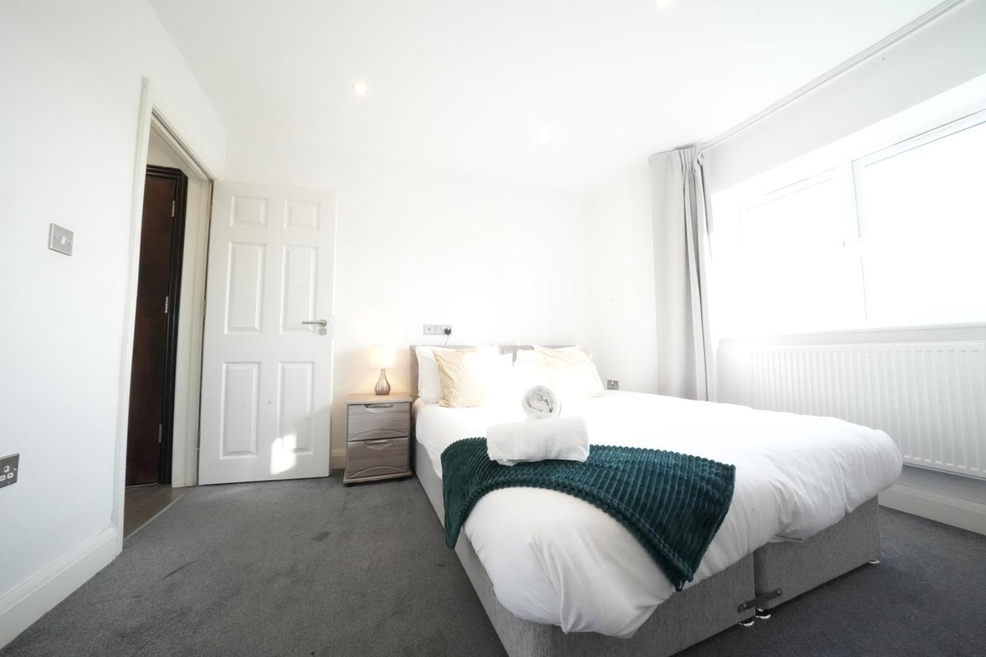 Hatton Heathrow Airport- Free Parking-free Underground To And From Heathrow Airport Hatton Cross Picture-see Fast Hatton Cross To 30min Apartment