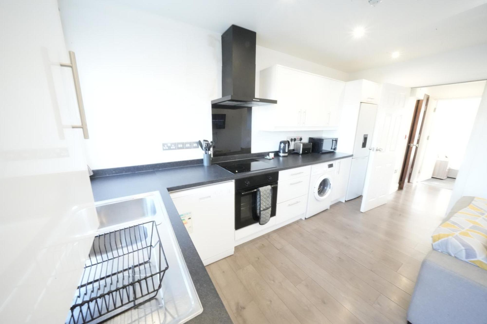 Hatton Heathrow Airport- Free Parking-free Underground To And From Heathrow Airport Hatton Cross Picture-see Fast Hatton Cross To 30min Apartment London