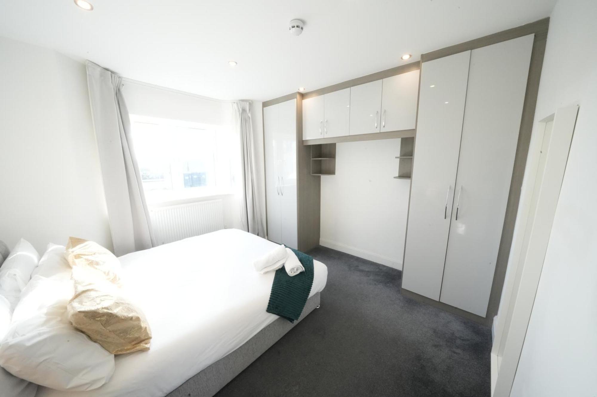 Hatton Heathrow Airport- Free Parking-free Underground To And From Heathrow Airport Hatton Cross Picture-see Fast Hatton Cross To 30min London