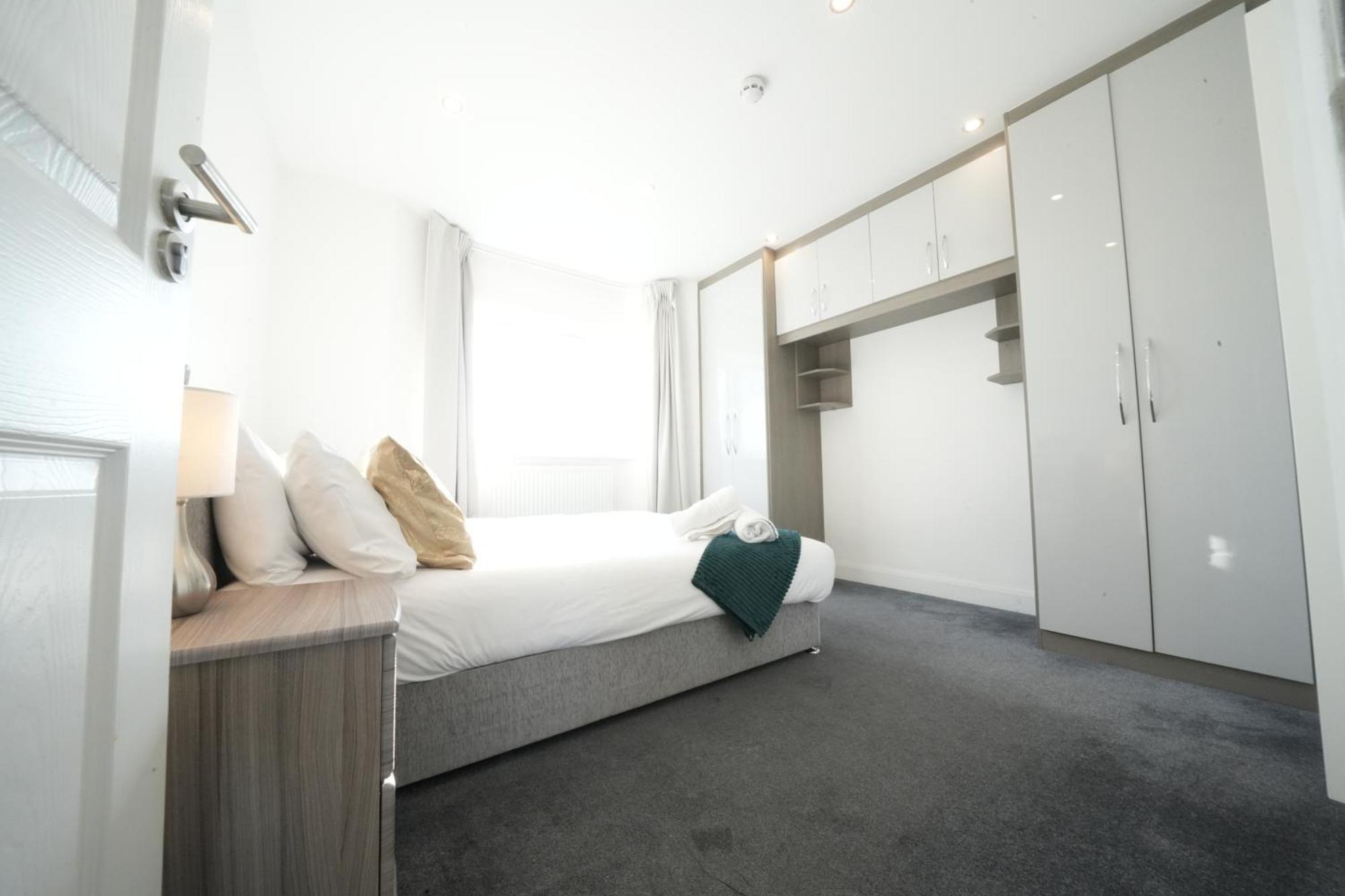 Apartment Hatton Heathrow Airport- Free Parking-free Underground To And From Heathrow Airport Hatton Cross Picture-see Fast Hatton Cross To 30min *
