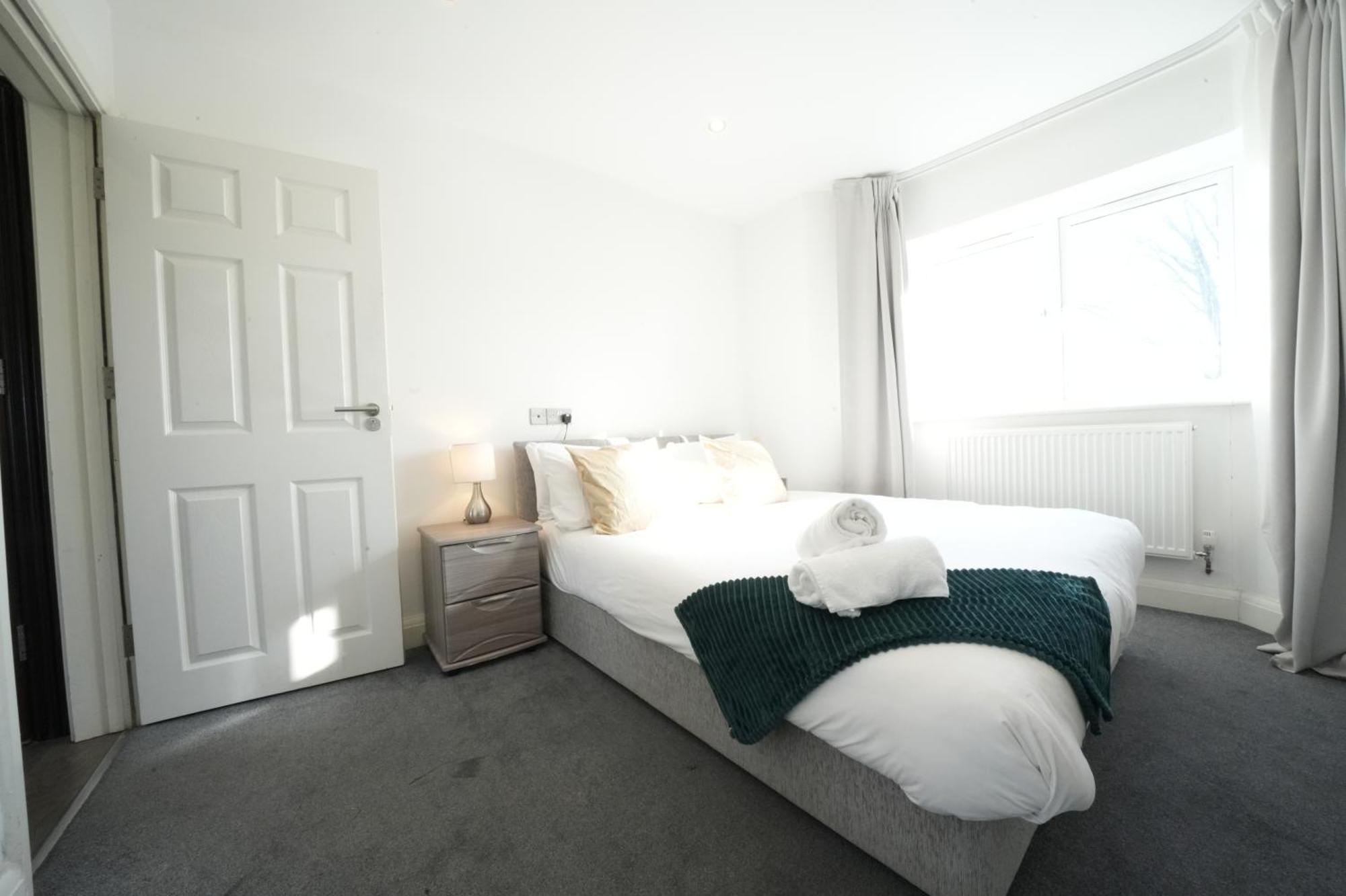 Hatton Heathrow Airport- Free Parking-free Underground To And From Heathrow Airport Hatton Cross Picture-see Fast Hatton Cross To 30min London