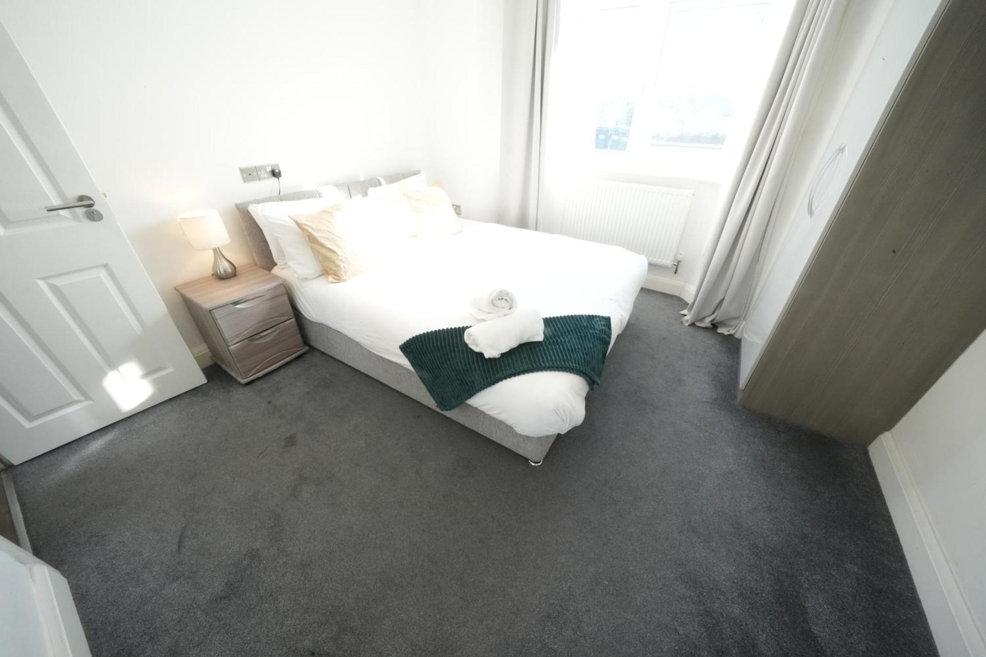 Hatton Heathrow Airport- Free Parking-free Underground To And From Heathrow Airport Hatton Cross Picture-see Fast Hatton Cross To 30min Apartment