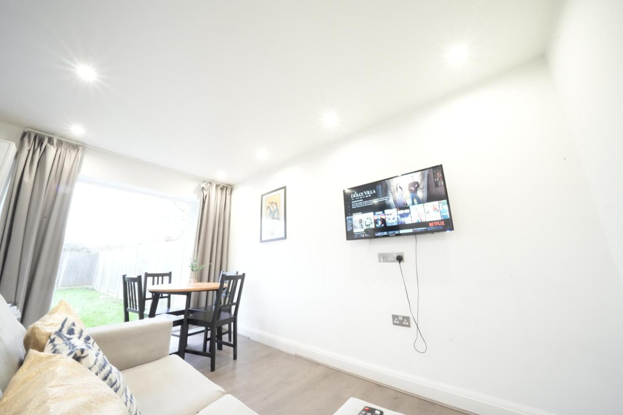 Hatton Heathrow Airport- Free Parking-free Underground To And From Heathrow Airport Hatton Cross Picture-see Fast Hatton Cross To 30min Apartment