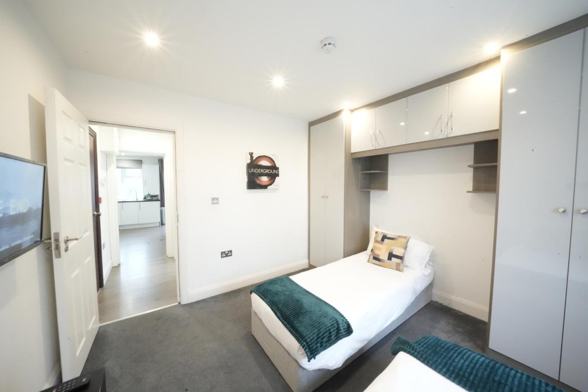 Apartment Hatton Heathrow Airport- Free Parking-free Underground To And From Heathrow Airport Hatton Cross Picture-see Fast Hatton Cross To 30min