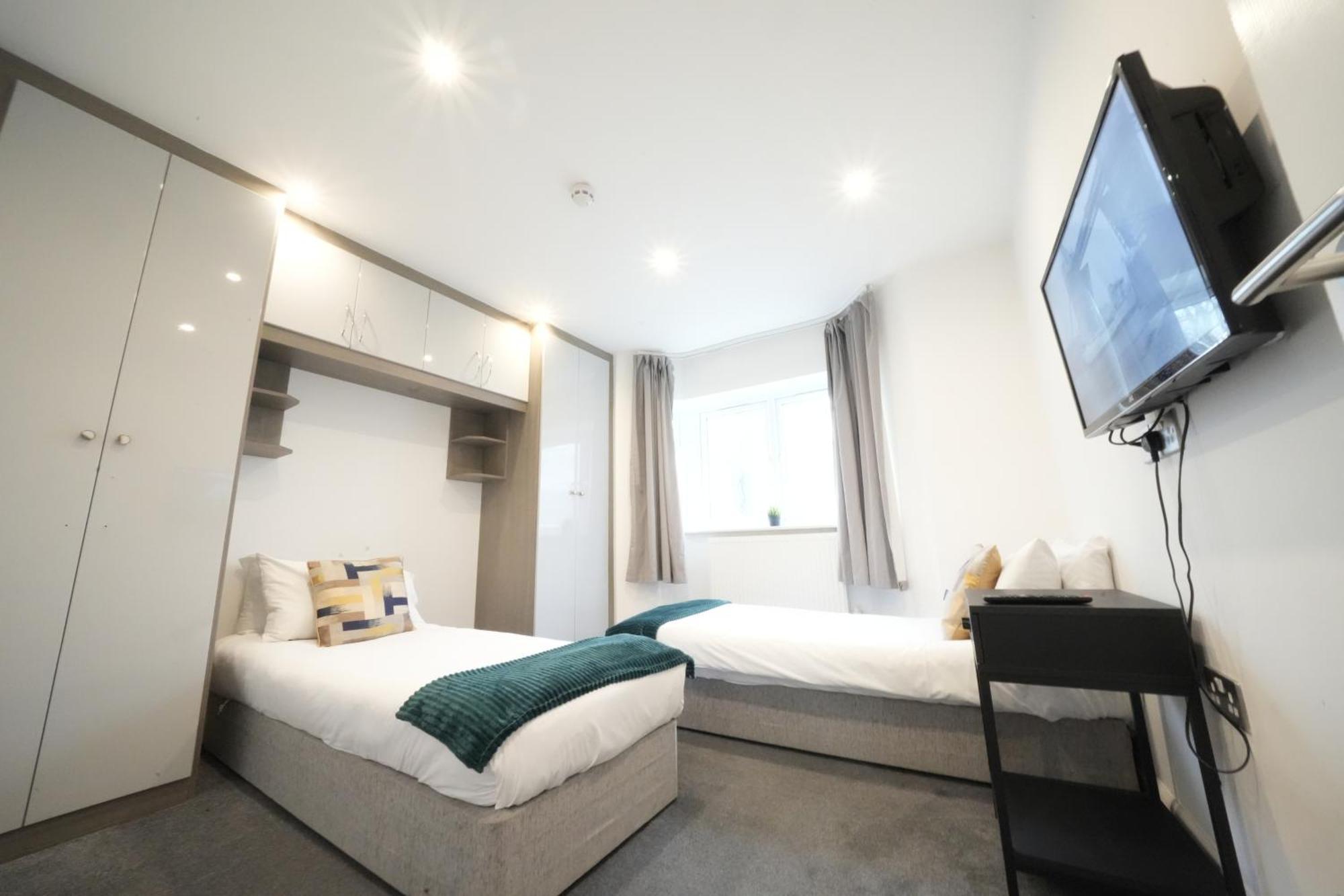 Hatton Heathrow Airport- Free Parking-free Underground To And From Heathrow Airport Hatton Cross Picture-see Fast Hatton Cross To 30min Apartment London