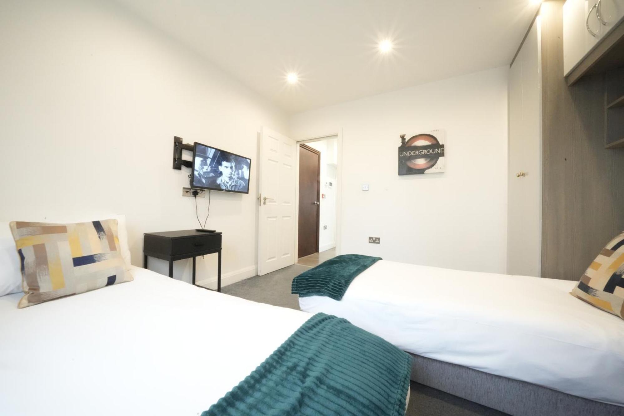 Hatton Heathrow Airport- Free Parking-free Underground To And From Heathrow Airport Hatton Cross Picture-see Fast Hatton Cross To 30min * London