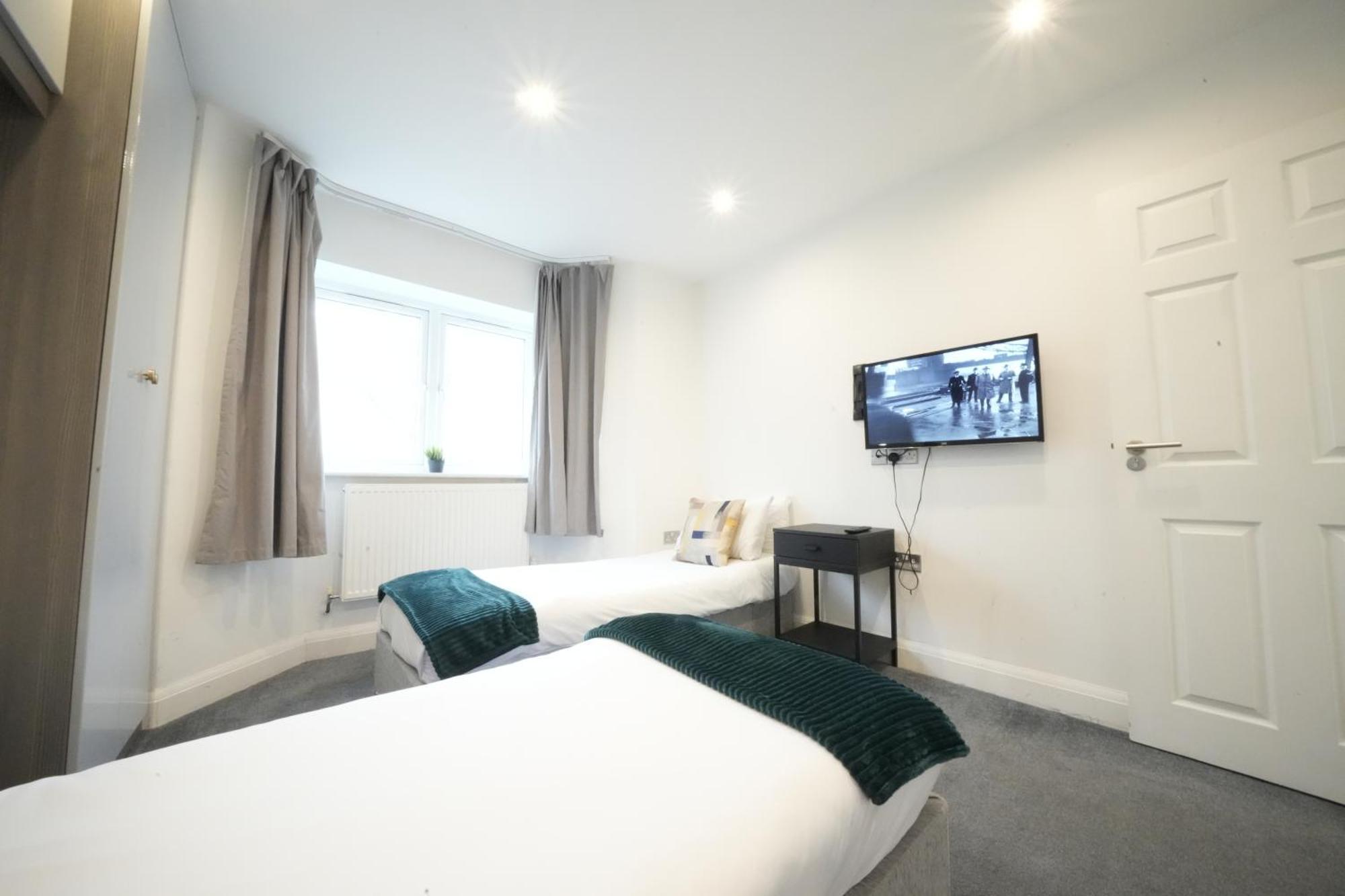 Apartment Hatton Heathrow Airport- Free Parking-free Underground To And From Heathrow Airport Hatton Cross Picture-see Fast Hatton Cross To 30min