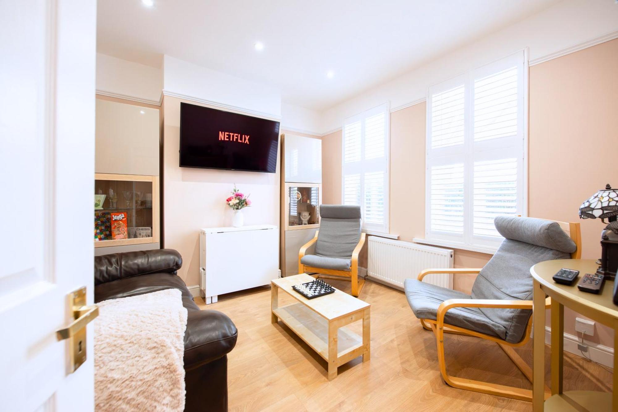 Victorian 2br Apartment, King Beds, Fast Wifi, Near Shops, Cafes & Transport, E17 Apartment London