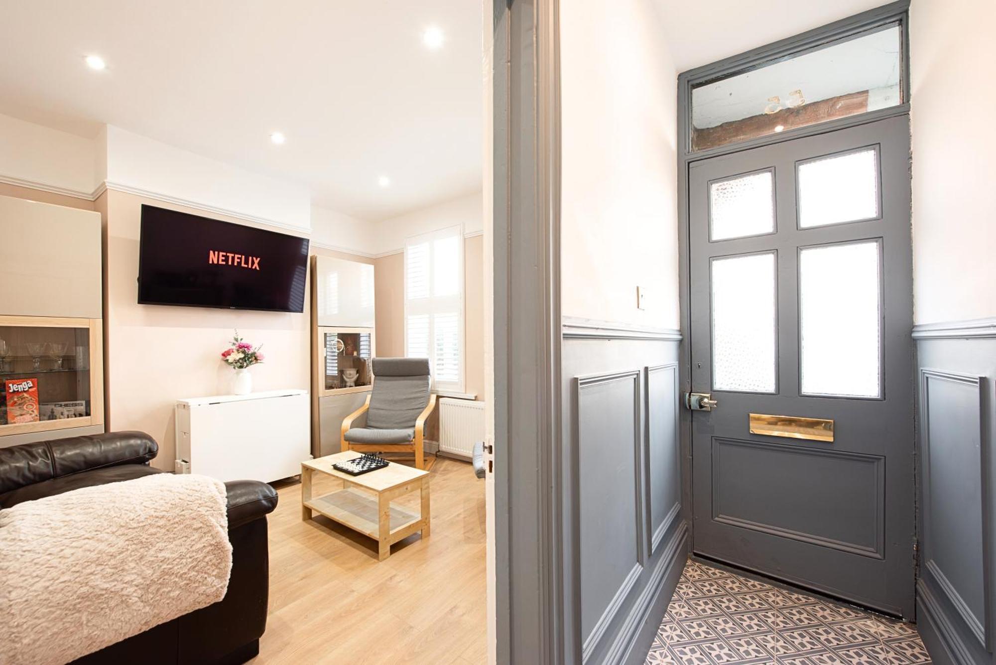 Victorian 2br Apartment, King Beds, Fast Wifi, Near Shops, Cafes & Transport, E17 Apartment London