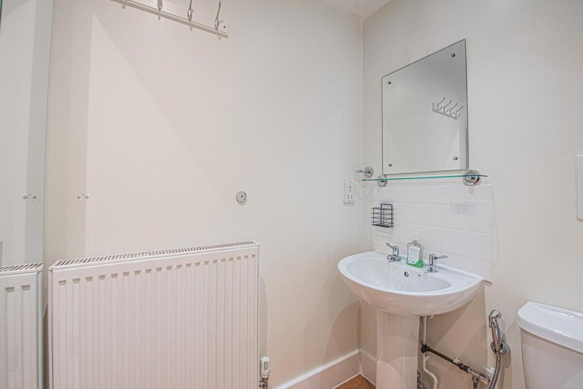 Stylish Spacious 3 Bed 5min Walk From Station Apartment London