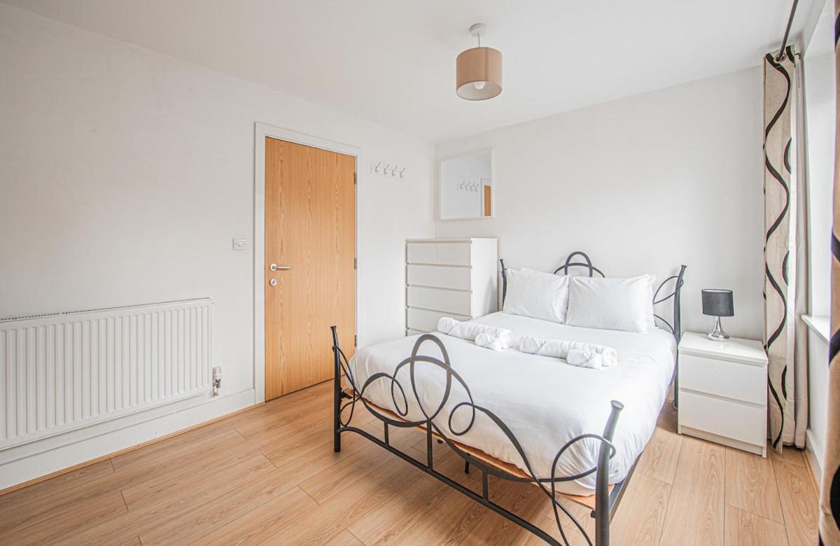 Stylish Spacious 3 Bed 5min Walk From Station London