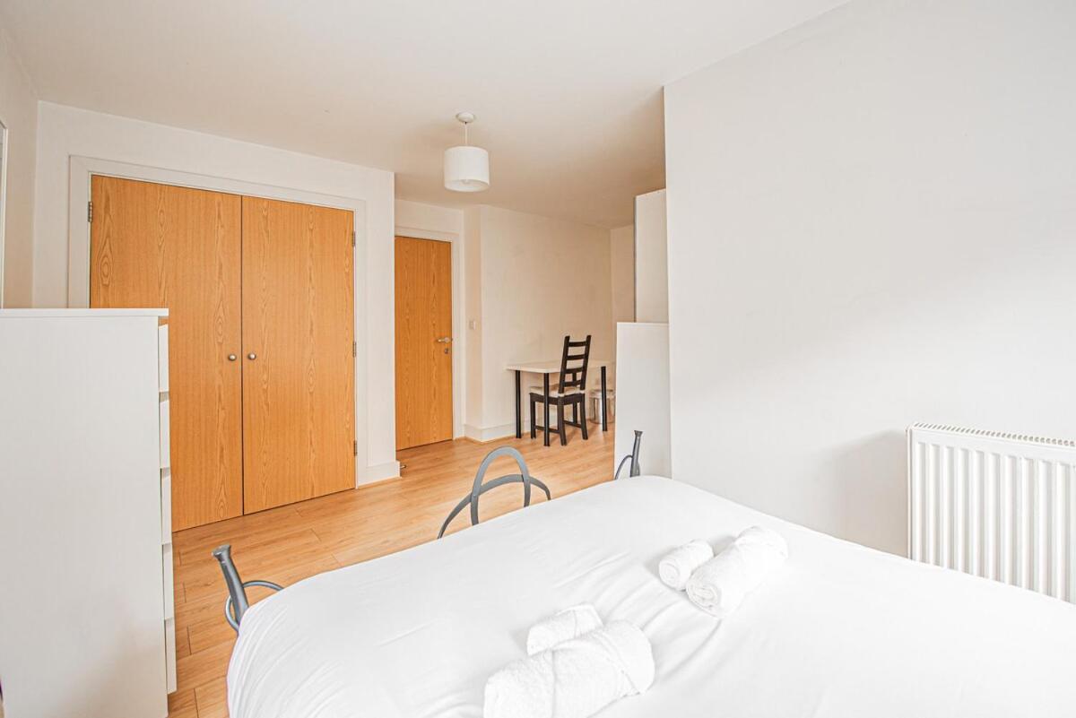 Apartment Stylish Spacious 3 Bed 5min Walk From Station *