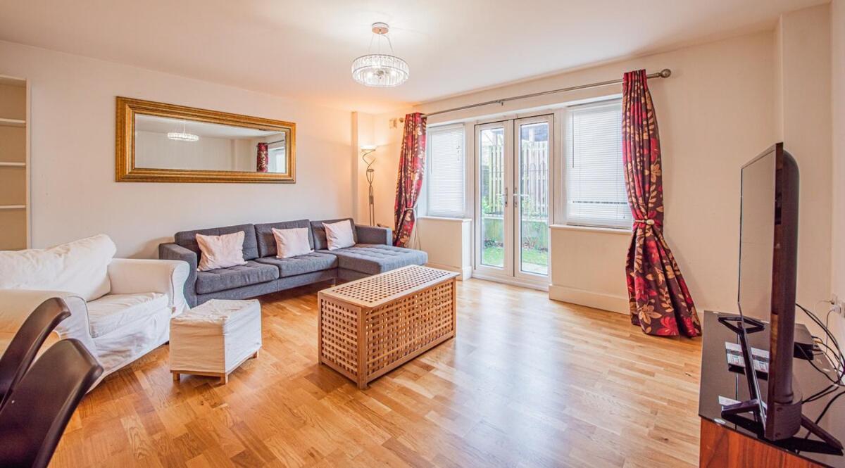 Stylish Spacious 3 Bed 5min Walk From Station *