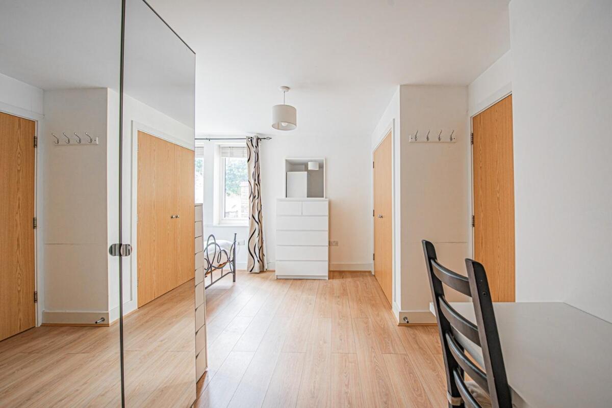 Stylish Spacious 3 Bed 5min Walk From Station *