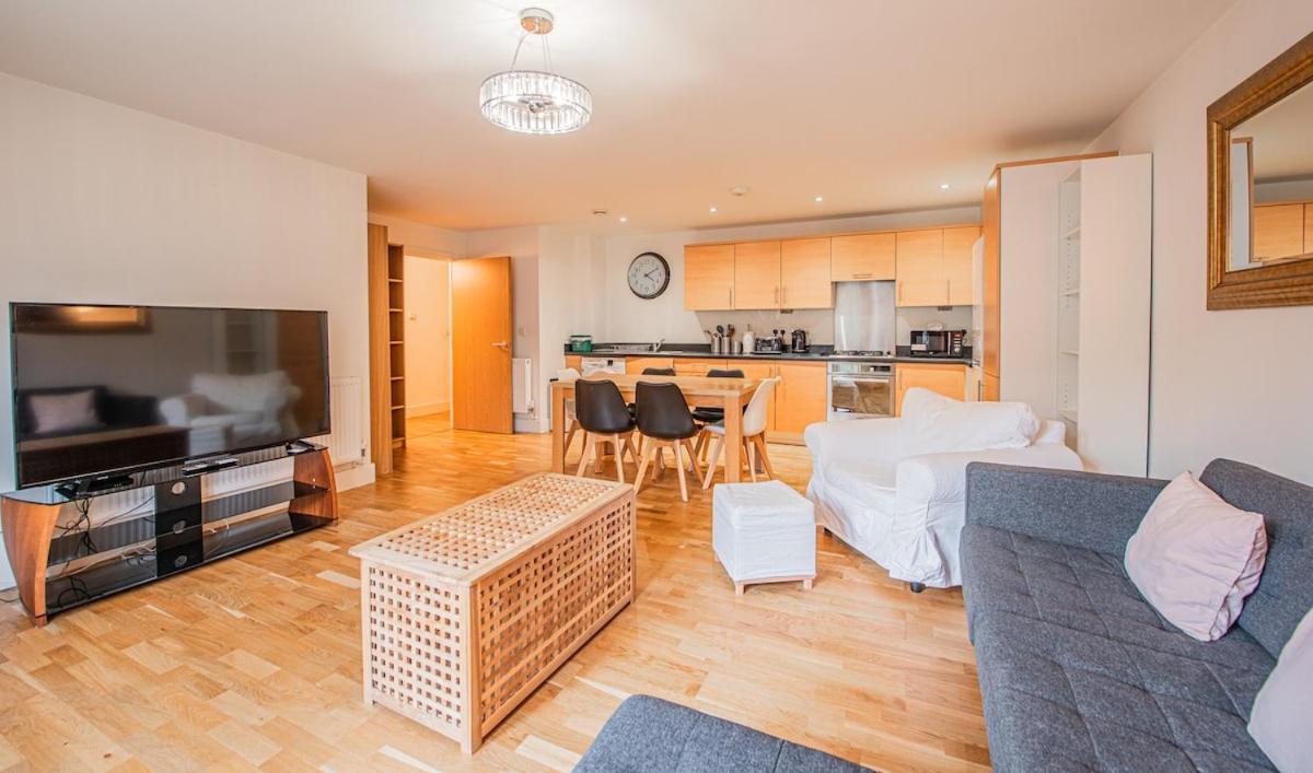 Apartment Stylish Spacious 3 Bed 5min Walk From Station *