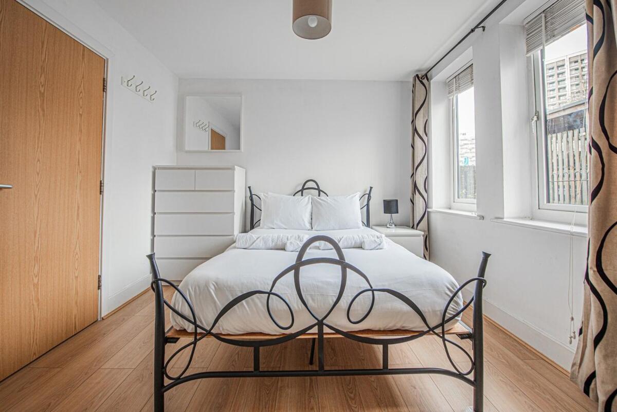 Stylish Spacious 3 Bed 5min Walk From Station Apartment London