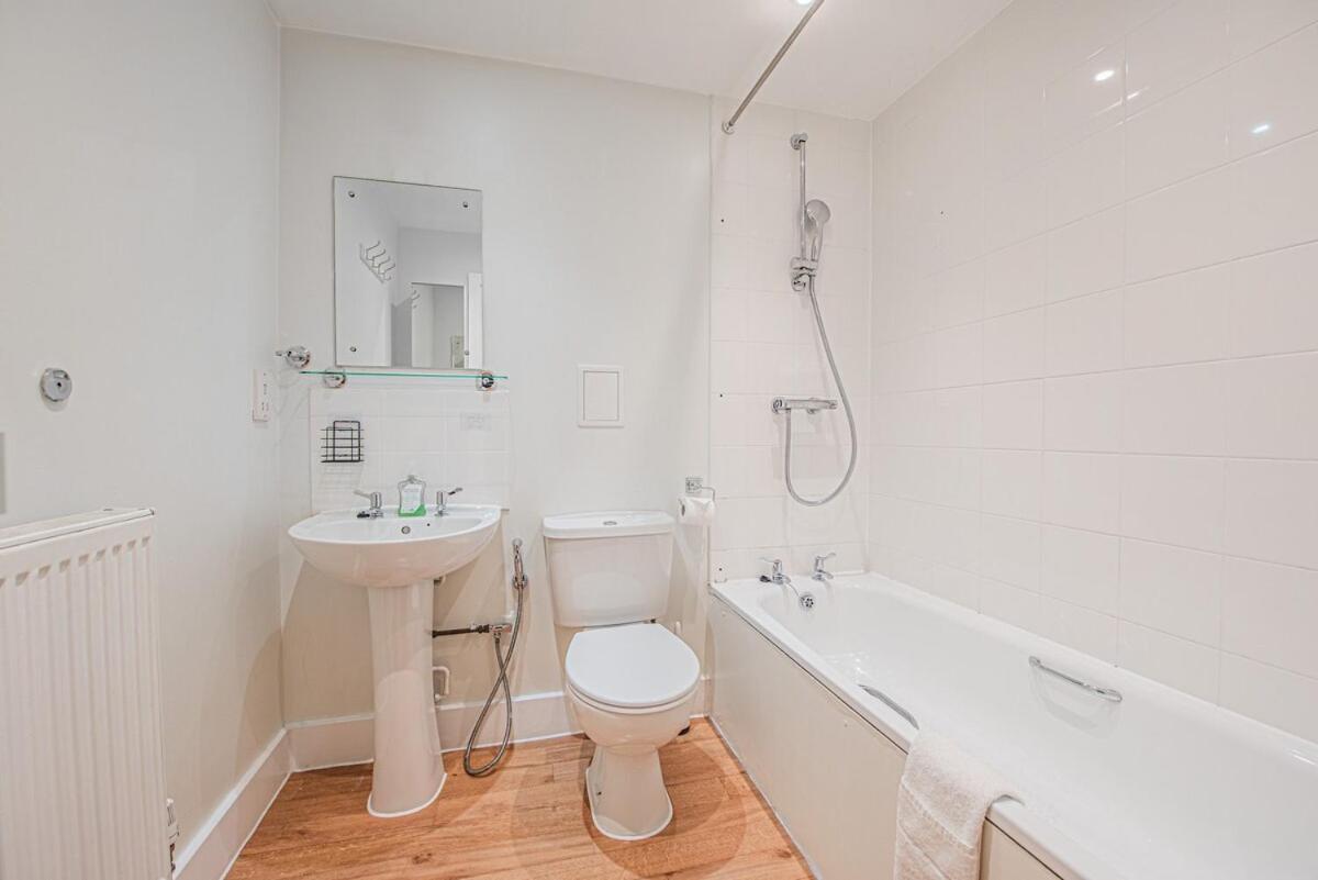 Apartment Stylish Spacious 3 Bed 5min Walk From Station *