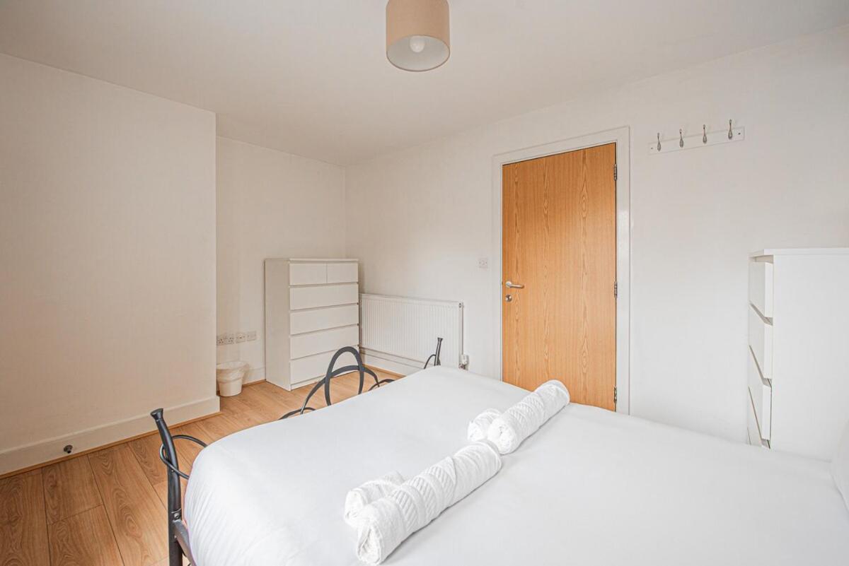 Stylish Spacious 3 Bed 5min Walk From Station *