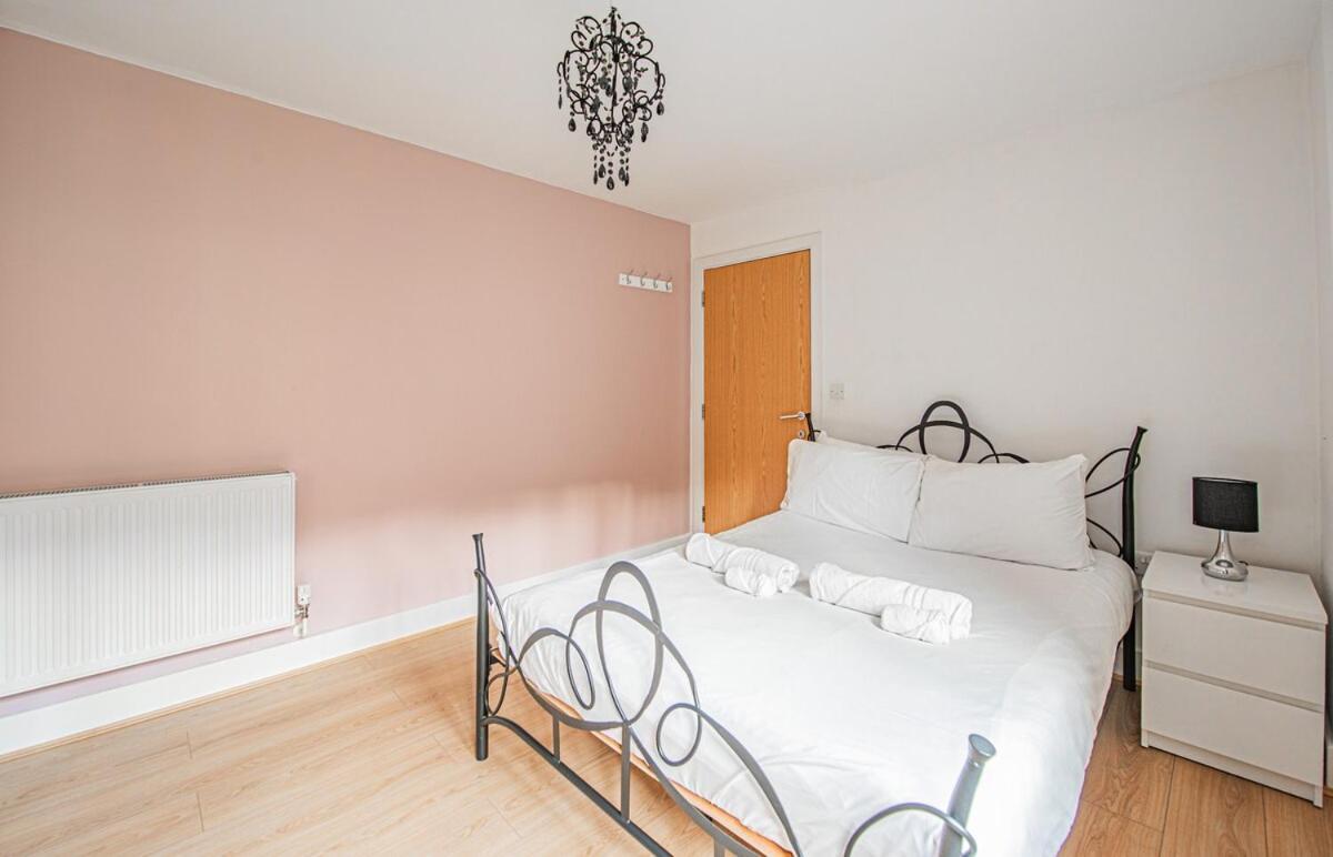 Stylish Spacious 3 Bed 5min Walk From Station * London