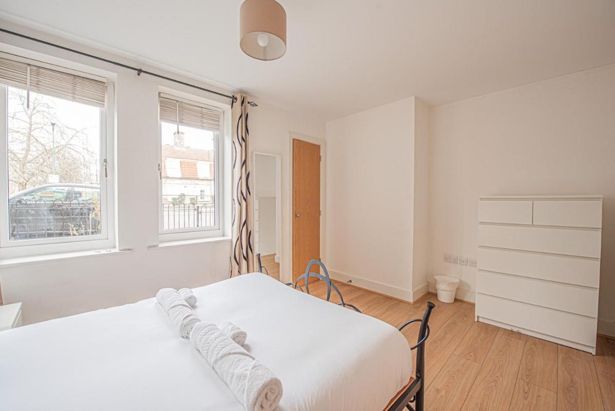Stylish Spacious 3 Bed 5min Walk From Station *