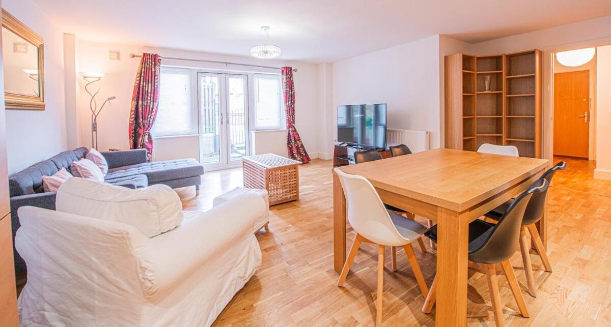 Stylish Spacious 3 Bed 5min Walk From Station Apartment London