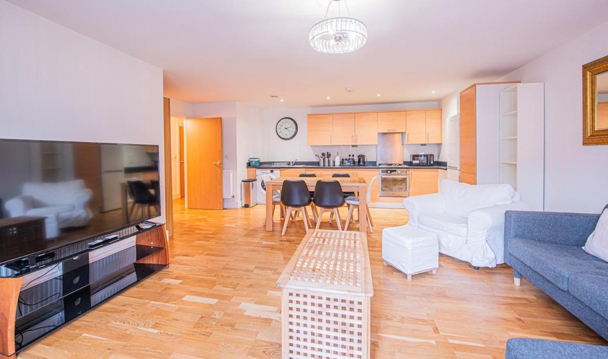 Stylish Spacious 3 Bed 5min Walk From Station *