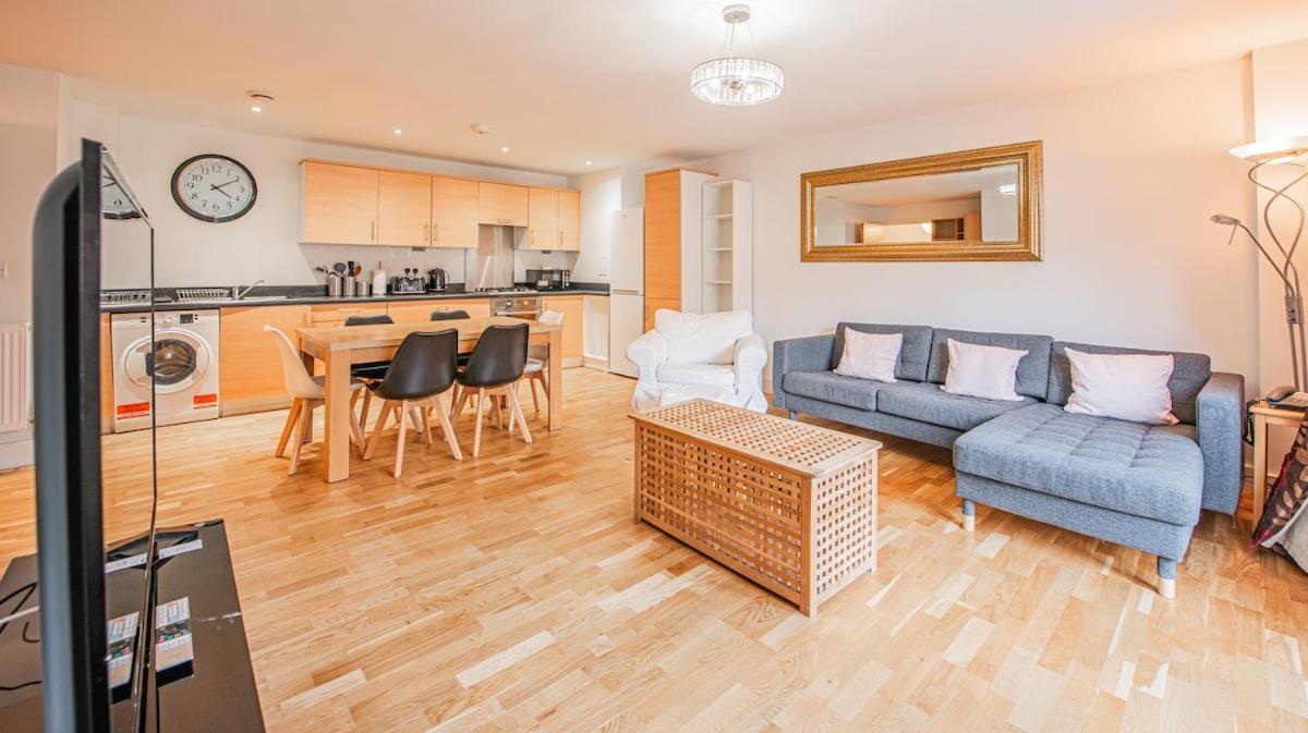 Stylish Spacious 3 Bed 5min Walk From Station *