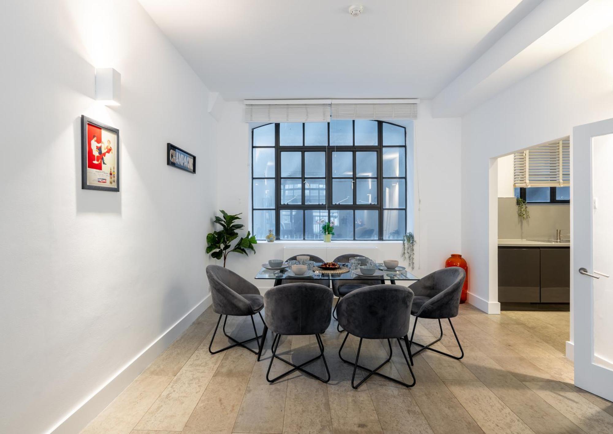 Stylish 2-bedroom Flat With Balcony In Clerkenwell Apartment *